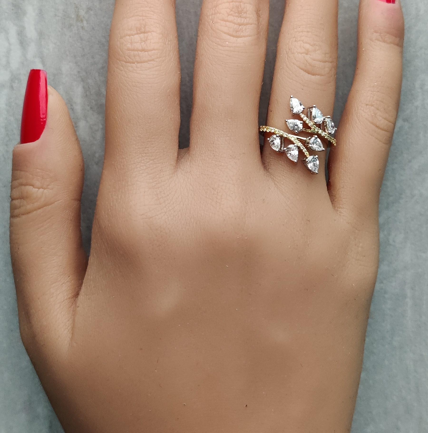 Bague cocktail en or jaune avec diamants blancs naturels en poire de 1,42 carat poids total Neuf - En vente à New York, NY