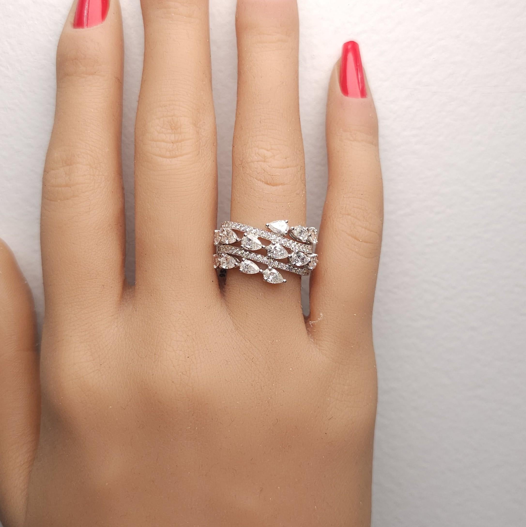 De las mujeres Natural White Pear Diamond 2.82 Carat TW White Gold Cocktail Ring en venta