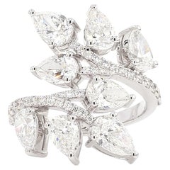 Anillo de cóctel de oro blanco con diamante pera blanca natural de 4.39 quilates TW