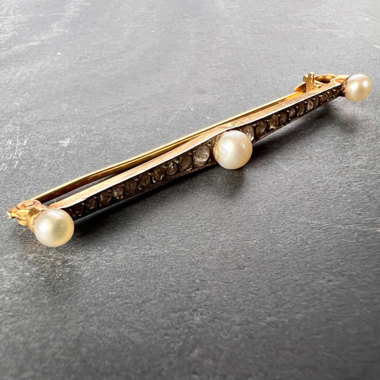 Natural White Pearl and Diamond 18K Yellow Gold Bar Brooch In Good Condition For Sale In London, GB