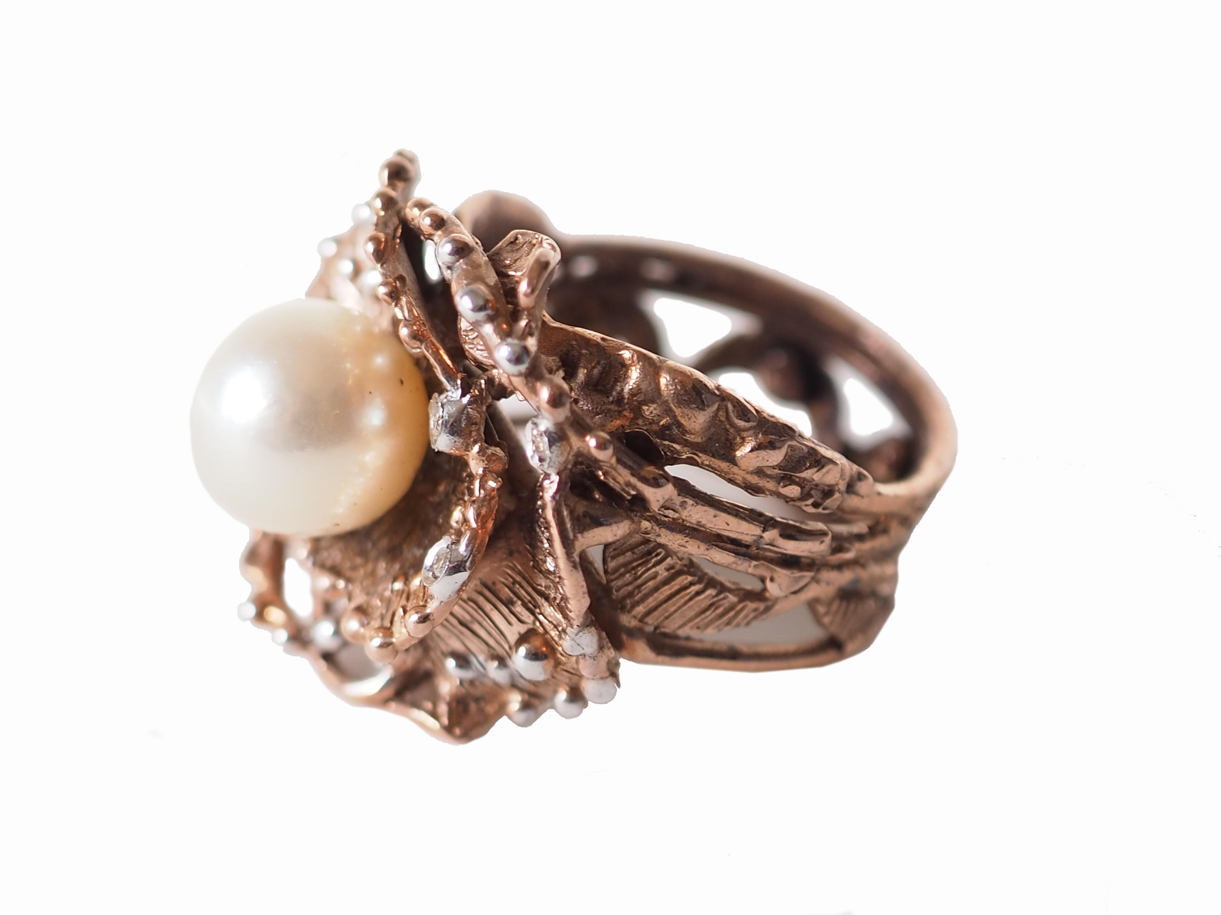 Artisan Bague en perles blanches naturelles et diamants en bronze en vente