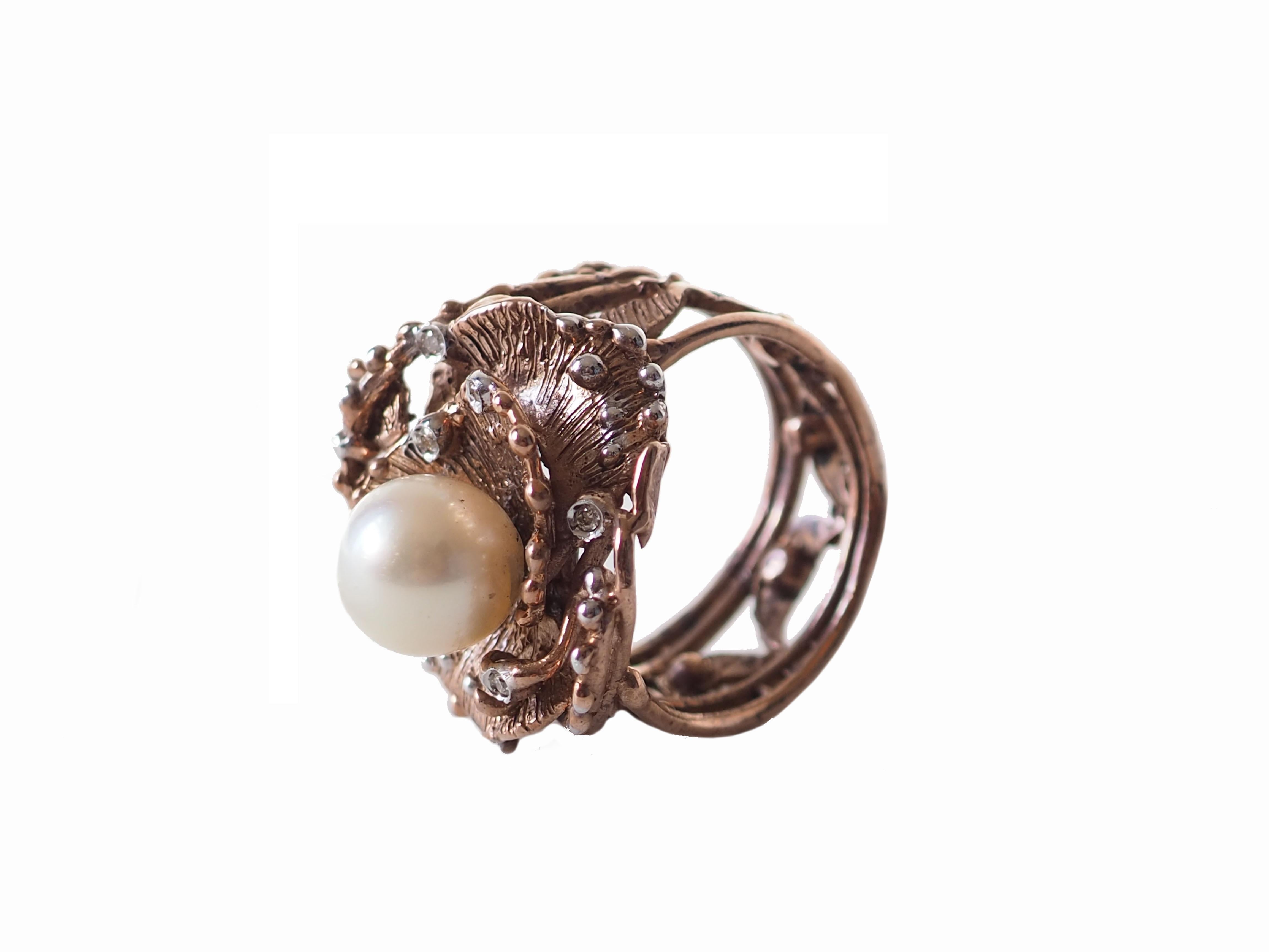 Bague en perles blanches naturelles et diamants en bronze Neuf - En vente à Milan, IT
