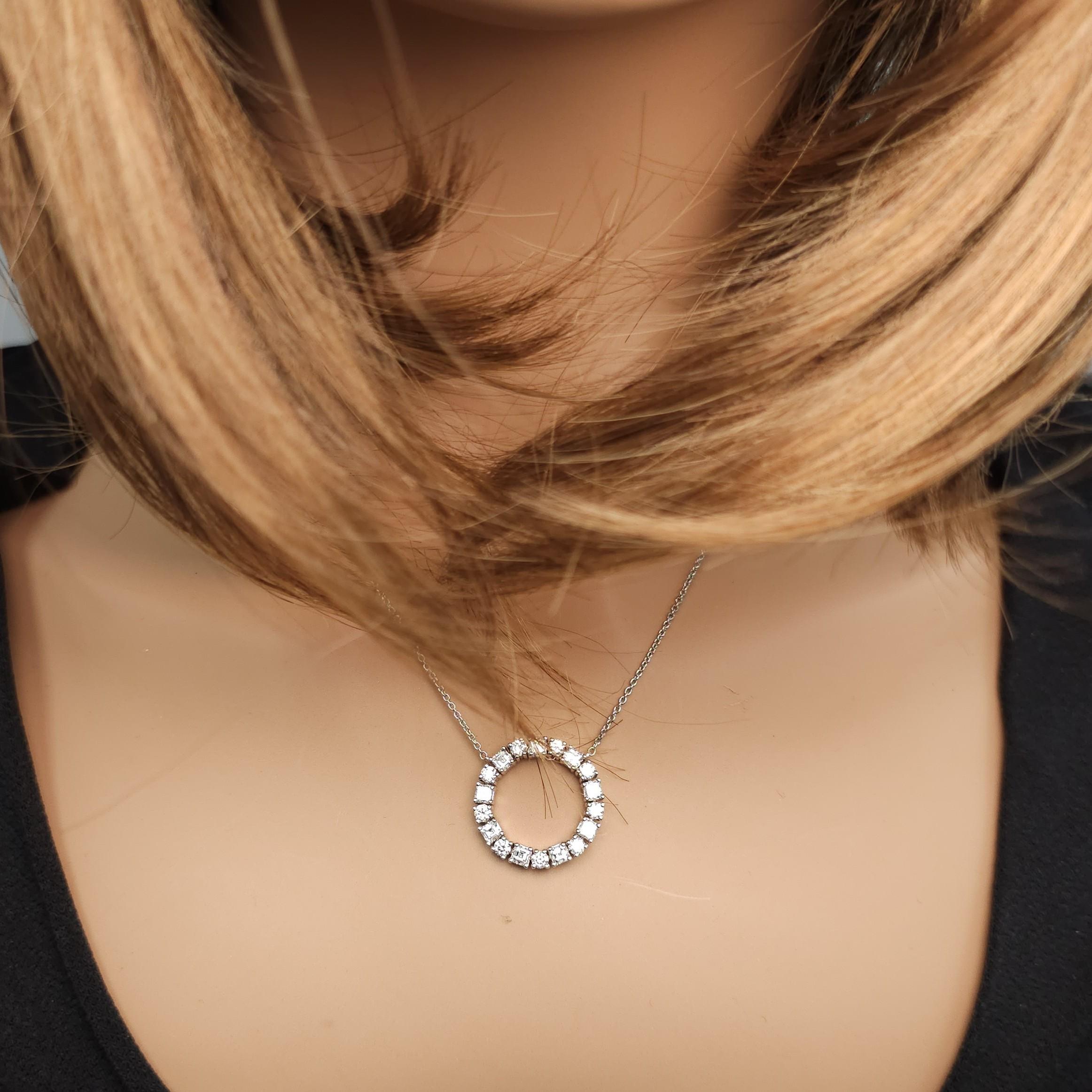 Ciondolo a goccia in oro con diamante bianco naturale radiante da 1,35 carati TW In condizioni Nuovo in vendita a New York, NY