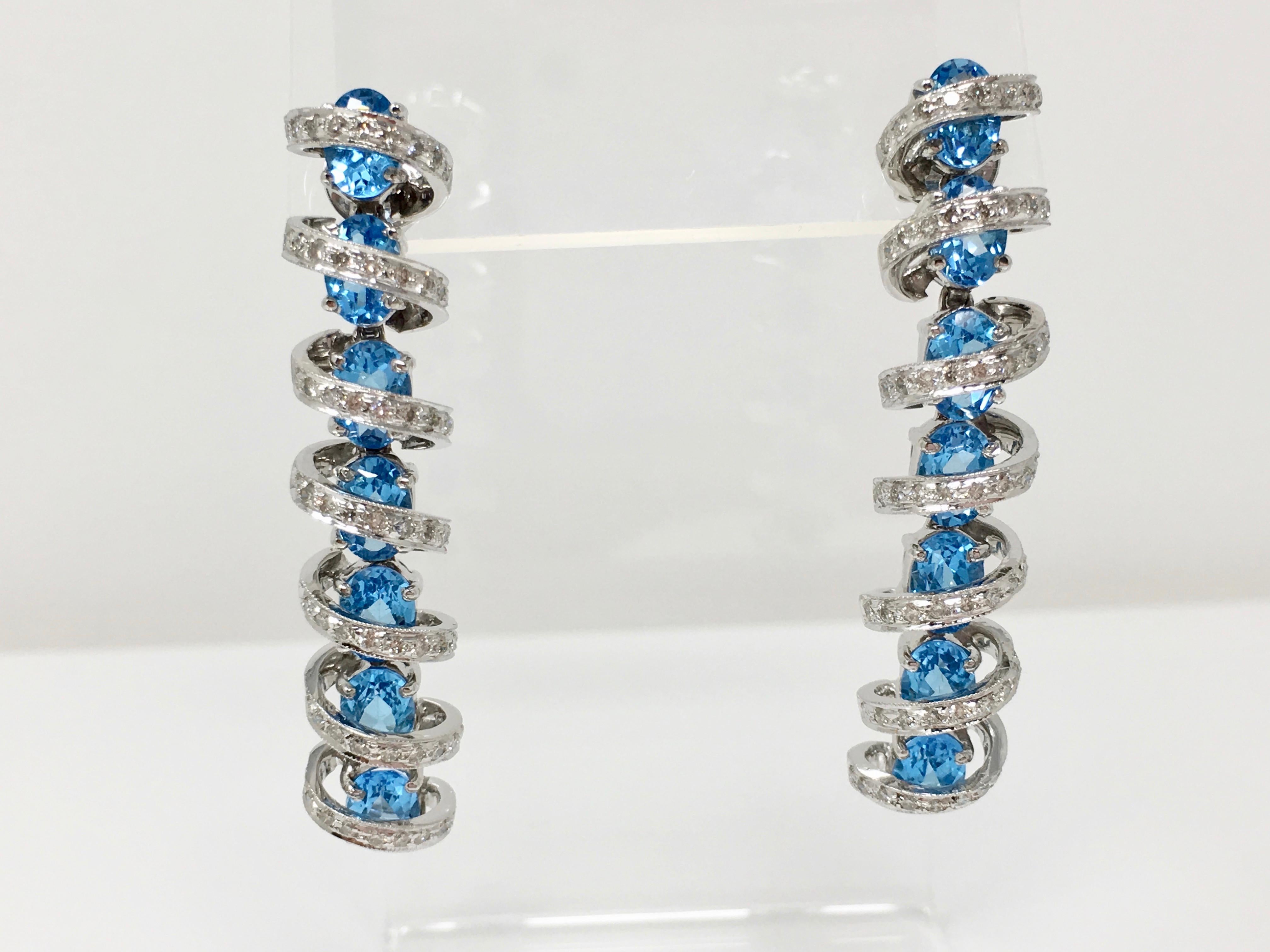 Contemporain Pendentif en or 18 carats serti d'un diamant blanc rond brillant et d'une topaze bleue ovale en vente
