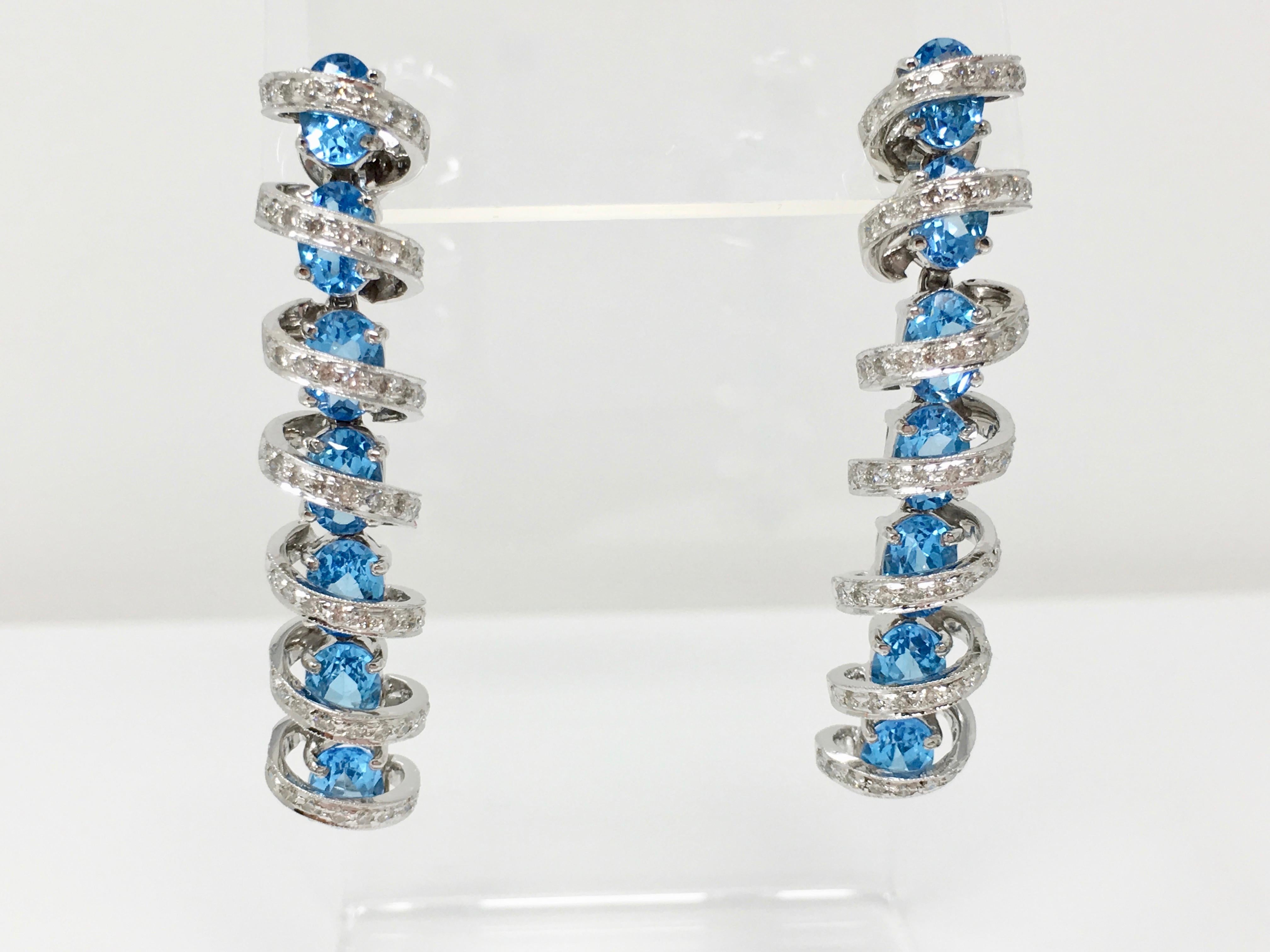 Weißer weißer runder Brillant-Diamant und ovaler blauer Topas-Anhänger aus 18 Karat Gold (Ovalschliff) im Angebot
