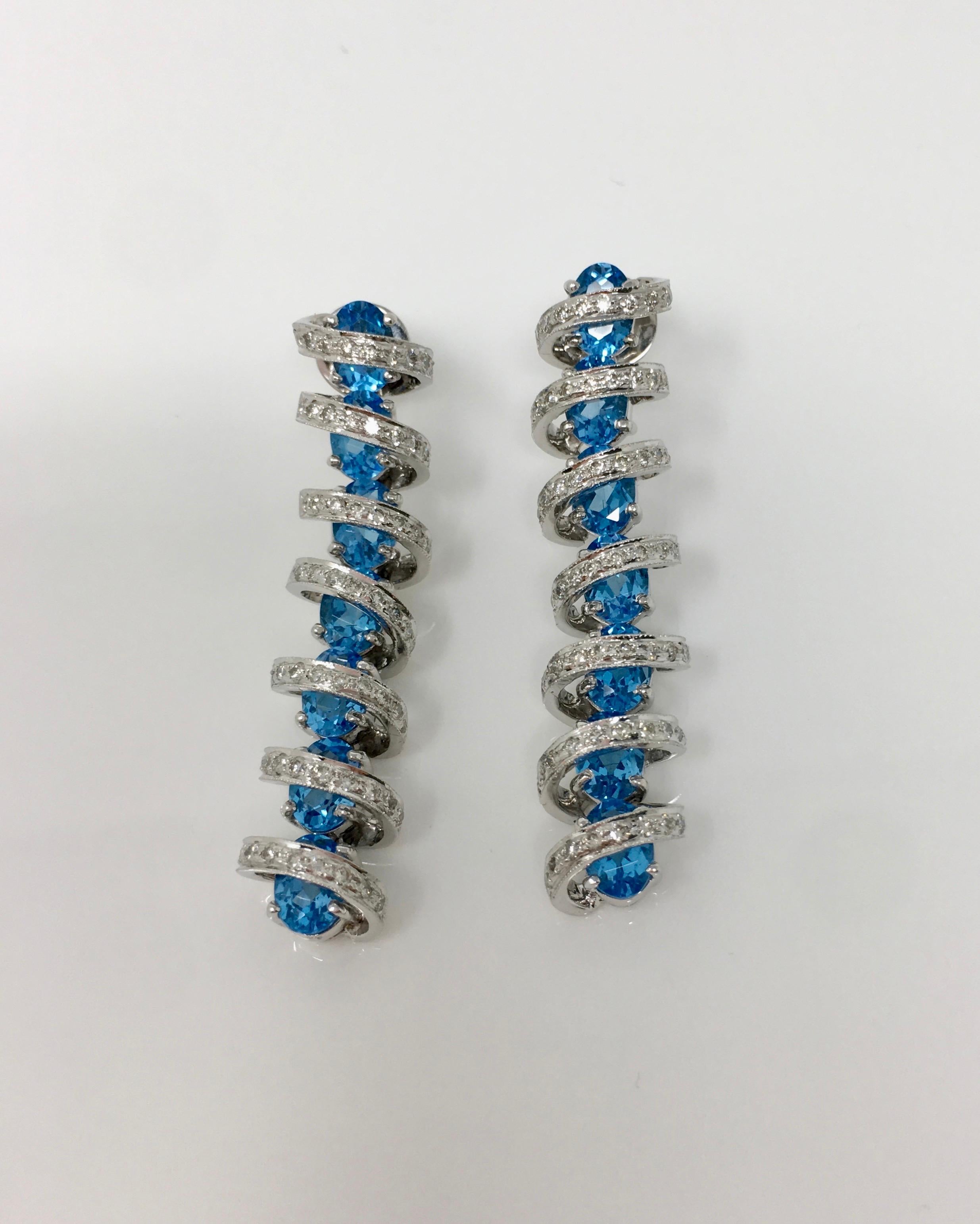 Weißer weißer runder Brillant-Diamant und ovaler blauer Topas-Anhänger aus 18 Karat Gold im Zustand „Neu“ im Angebot in New York, NY