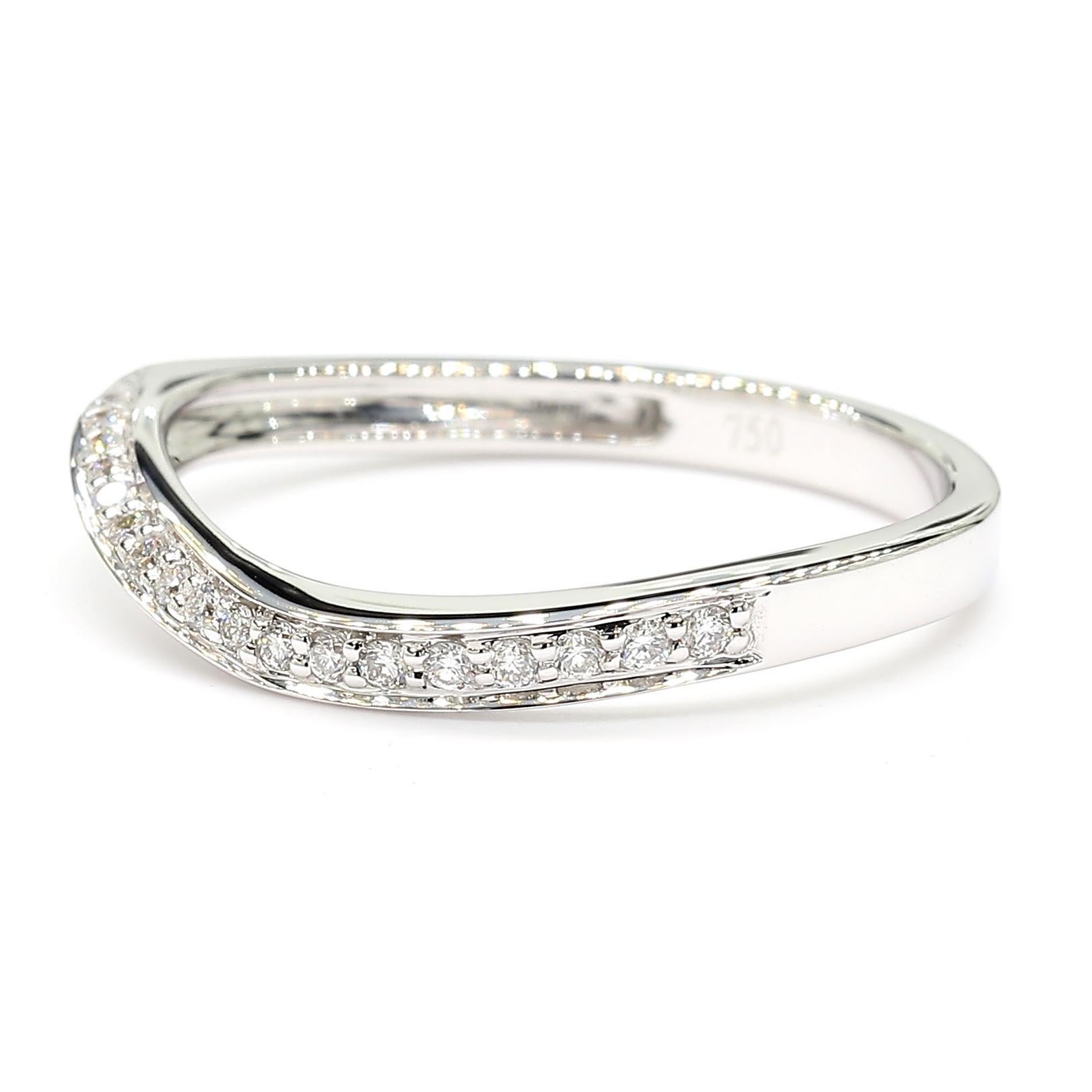 Raregemworld, le bandeau de diamants intriguant. Monté dans une belle monture en or blanc 18 carats avec un mélee de diamants blancs ronds naturels. Cette bague est garantie pour impressionner et améliorer votre collection personnelle !

Poids total