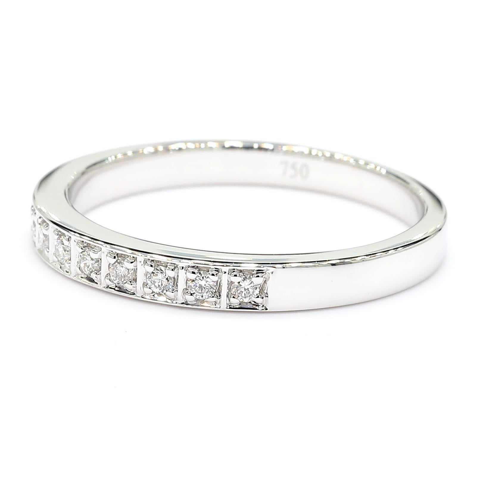 Das faszinierende Diamantband von RareGemWorld. Eingefasst in eine wunderschöne Fassung aus 18 Karat Weißgold mit natürlichen runden weißen Diamanten. Dieses Band wird Sie garantiert beeindrucken und Ihre persönliche Sammlung