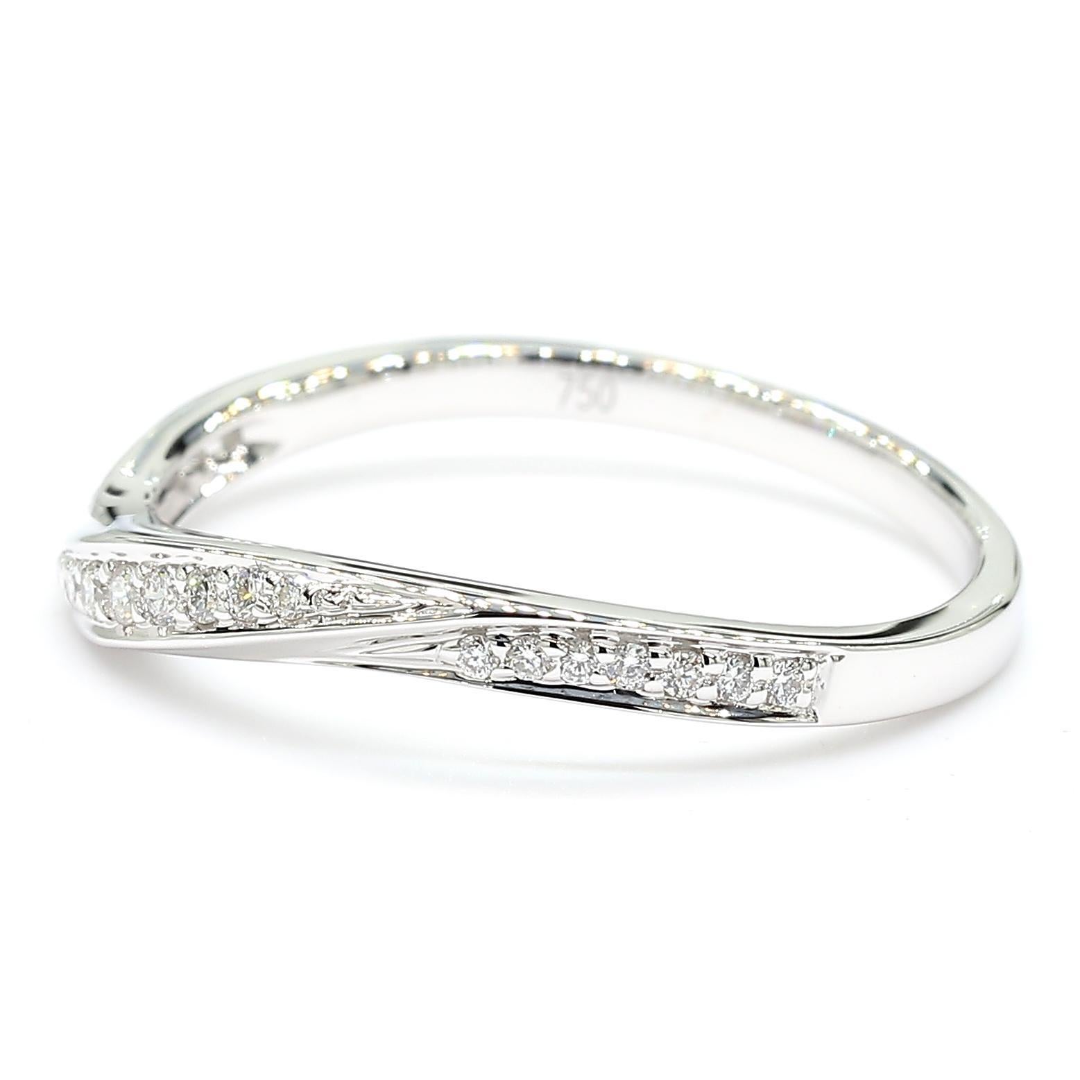 Raregemworld, le bandeau de diamants intriguant. Monté dans une belle monture en or blanc 18 carats avec un mélee de diamants blancs ronds naturels. Cette bague est garantie pour impressionner et améliorer votre collection personnelle !

Poids total