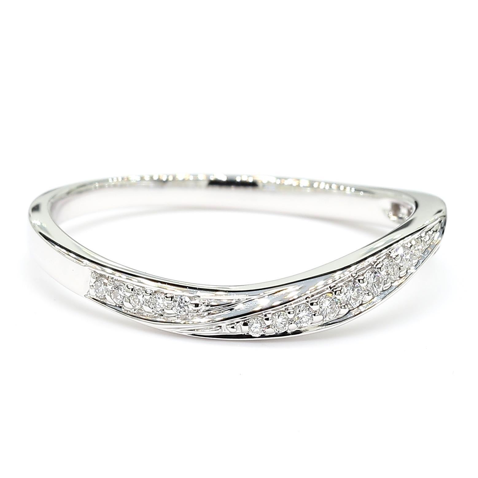 Taille ronde Alliance en or blanc naturel avec diamants ronds de 0.10 carat poids total en vente