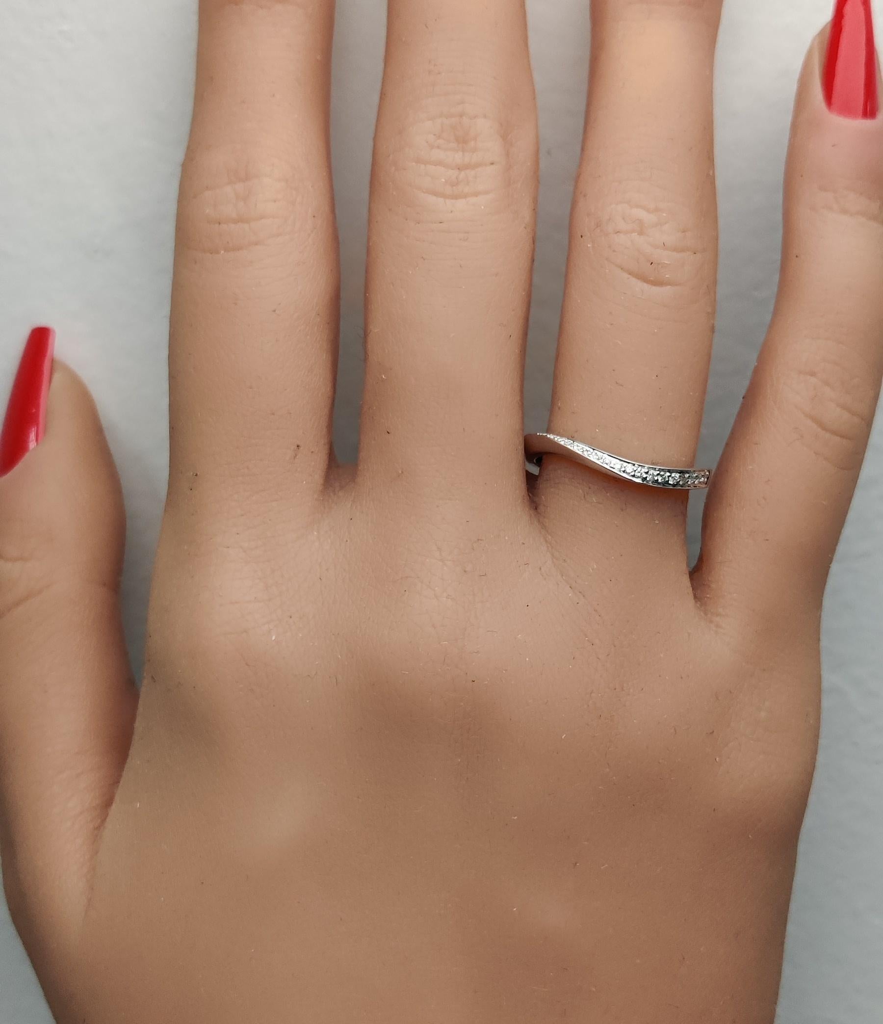 Alliance en or blanc naturel avec diamants ronds de 0.10 carat poids total Neuf - En vente à New York, NY