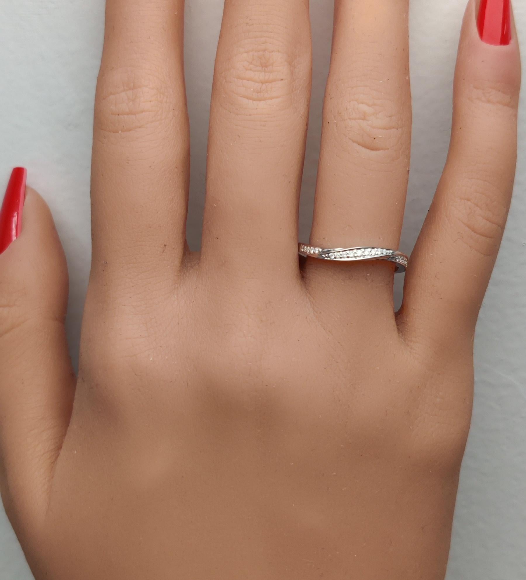 Alliance en or blanc naturel avec diamants ronds de 0.10 carat poids total Neuf - En vente à New York, NY