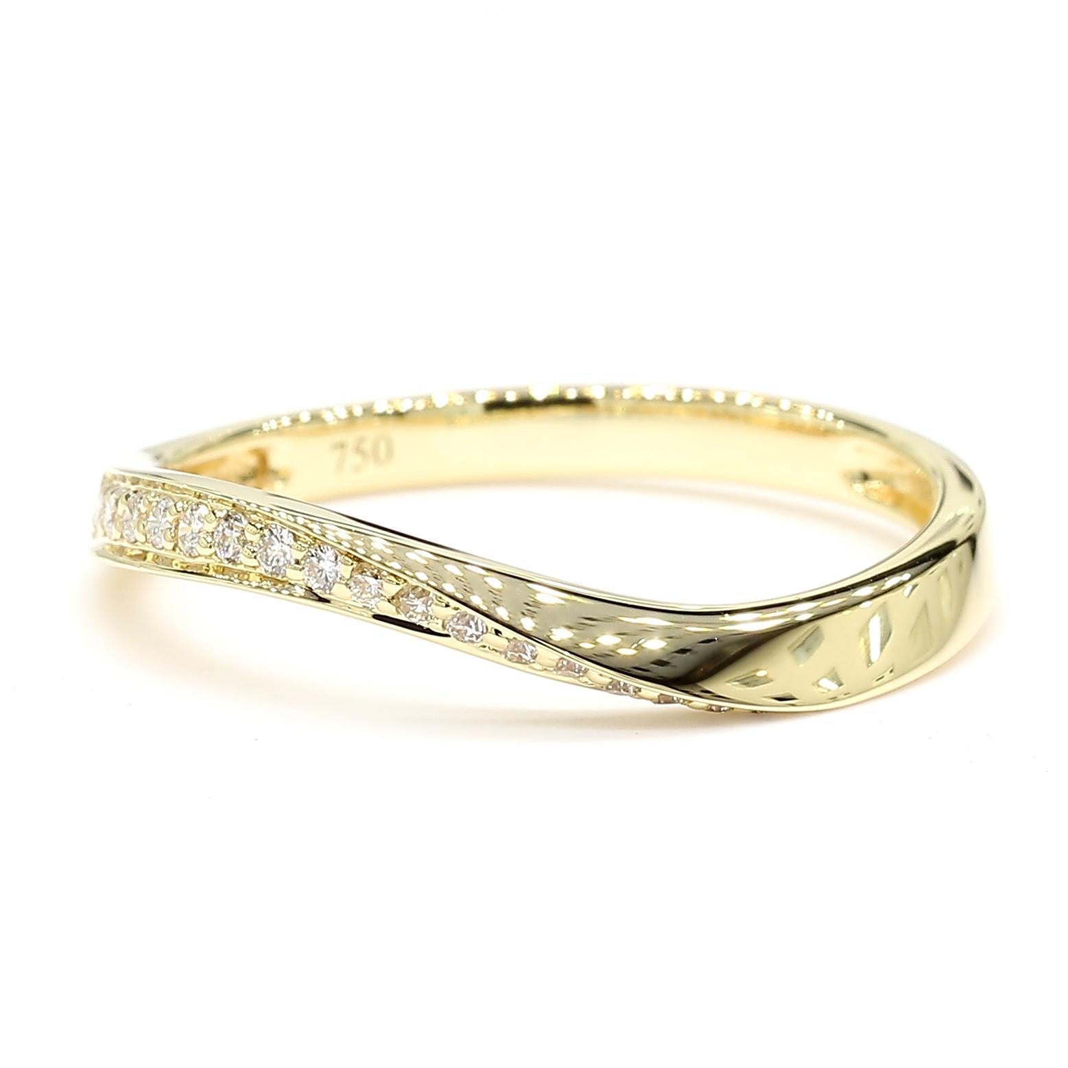 Raregemworld, le bandeau de diamants intriguant. Montée dans une belle monture en or jaune 18 carats avec une mêlée de diamants blancs ronds naturels. Cette bague est garantie pour impressionner et améliorer votre collection personnelle !

Poids