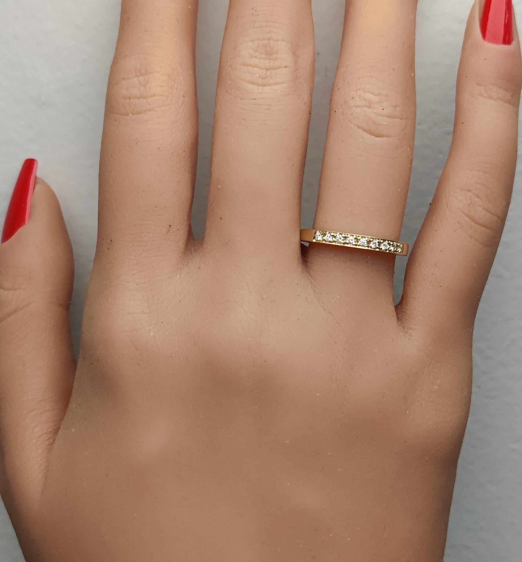 Alliance en or jaune avec diamants ronds blancs naturels de 0.10 carat poids total Neuf - En vente à New York, NY