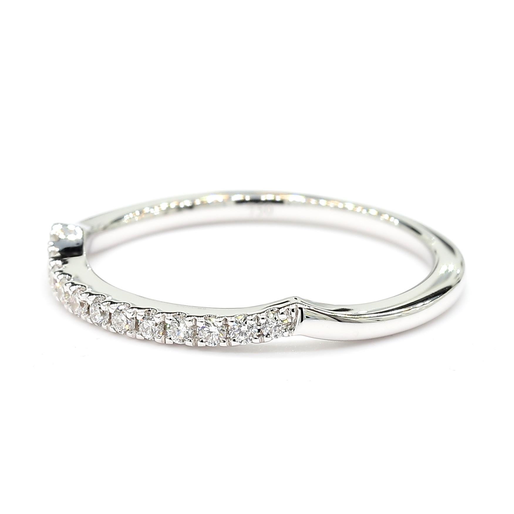 L'intrigante fascia di diamanti di RareGemworld. Montato in una splendida montatura d'oro bianco 18 carati con diamanti bianchi rotondi naturali. Questa banda è garantita per impressionare e migliorare la vostra collezione personale!

Peso totale: