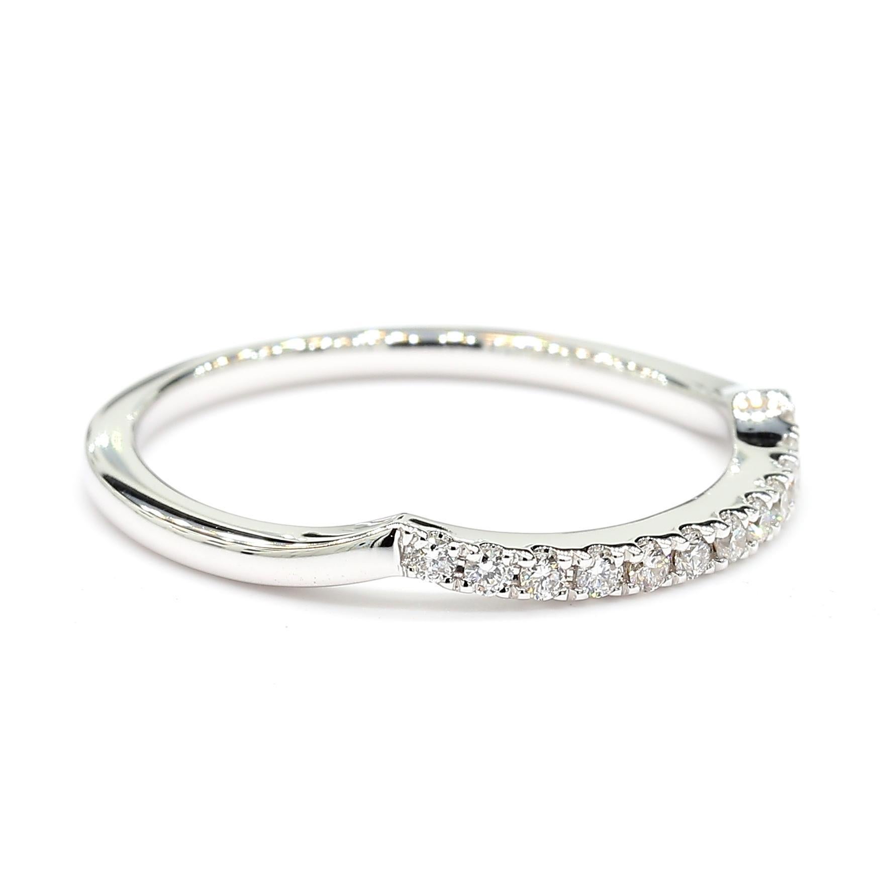 Contemporaneo Fede nuziale in oro bianco naturale con diamante rotondo da 0.13 carati TW in vendita