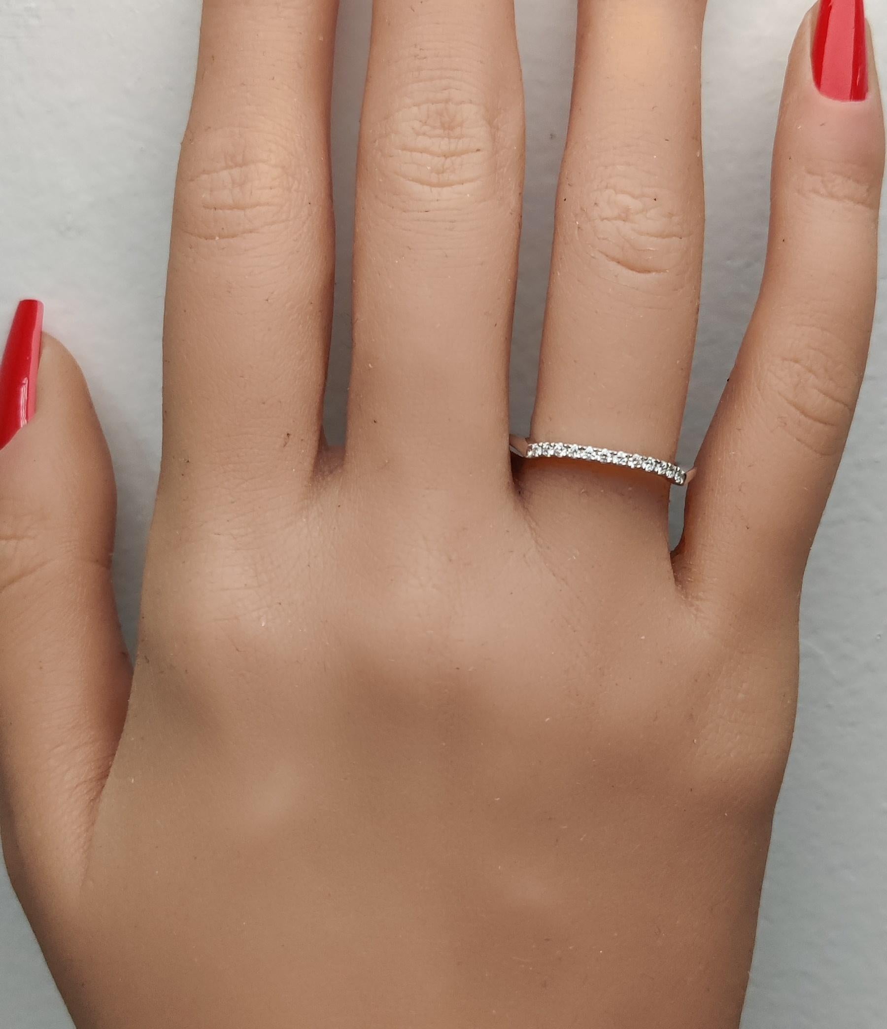Fede nuziale in oro bianco naturale con diamante rotondo da 0.13 carati TW In condizioni Nuovo in vendita a New York, NY
