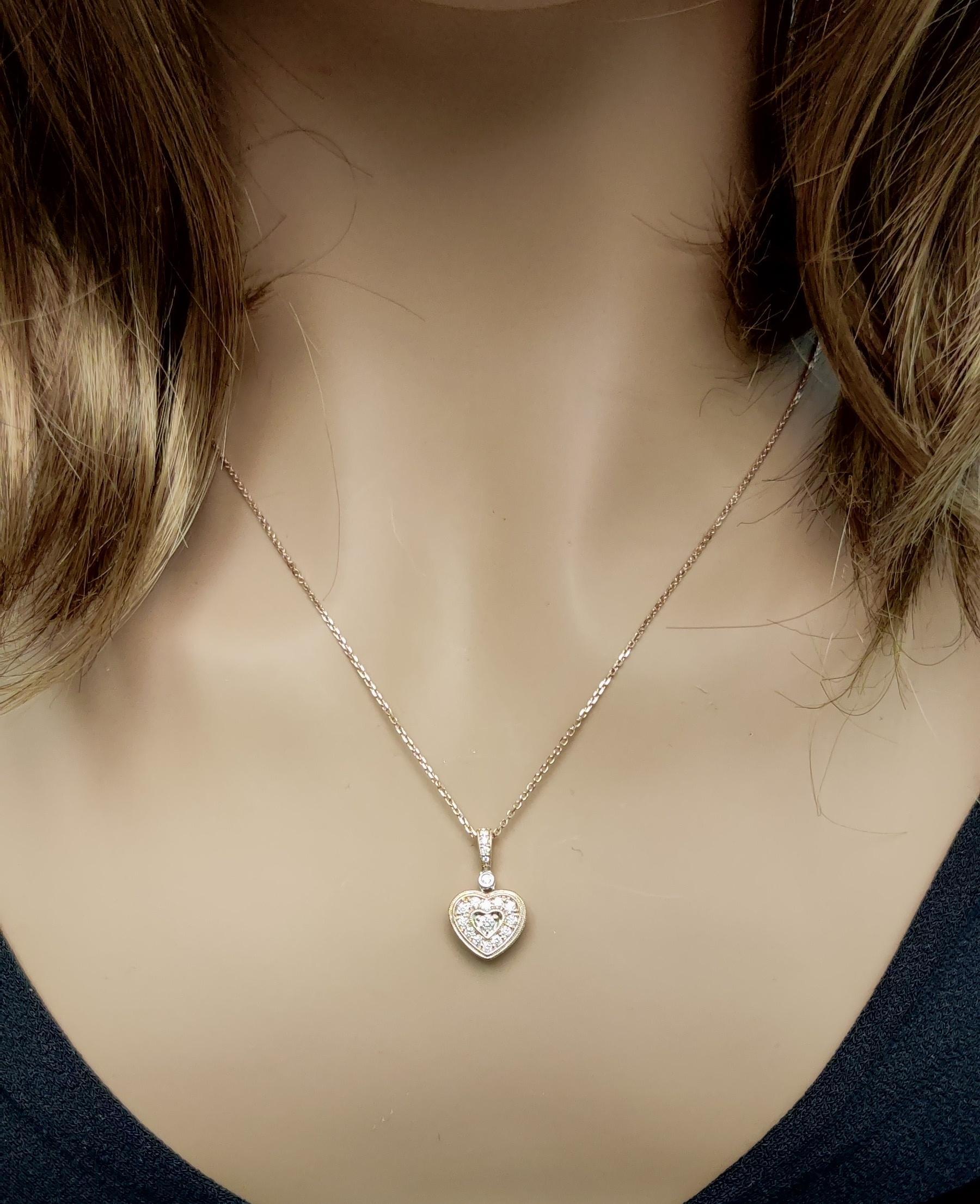Pendentif en or blanc avec diamant rond naturel de 0.27 carat TW Neuf - En vente à New York, NY