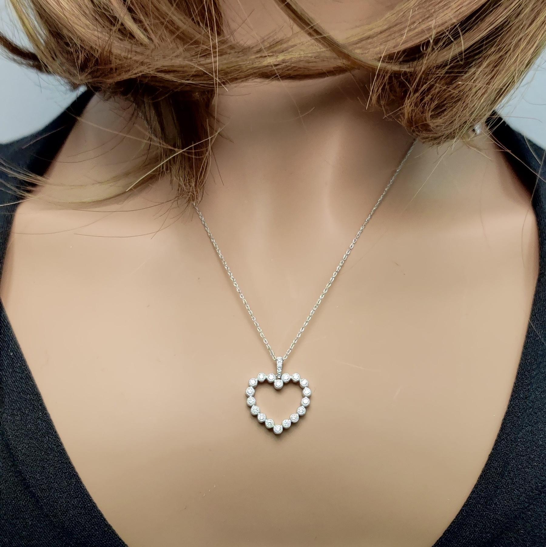 Taille ronde Pendentif en or blanc avec diamant rond naturel de 0.28 carat TW en vente