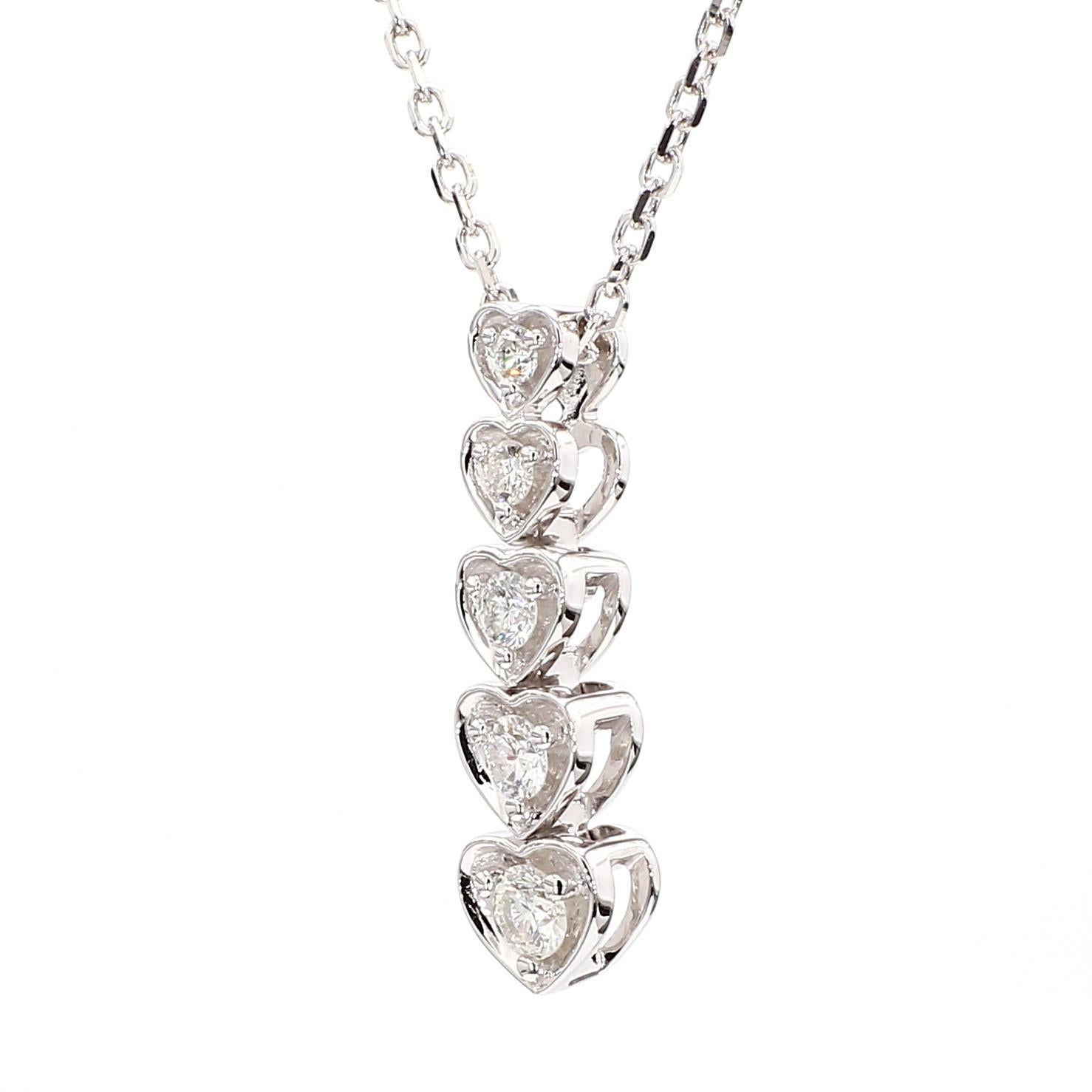 L'intrigante ciondolo di diamanti di RareGemWorld. Montato in una splendida montatura in oro bianco 18 carati con diamanti bianchi naturali a taglio rotondo. Questo ciondolo è destinato a stupire e ad arricchire la vostra collezione personale.

Peso