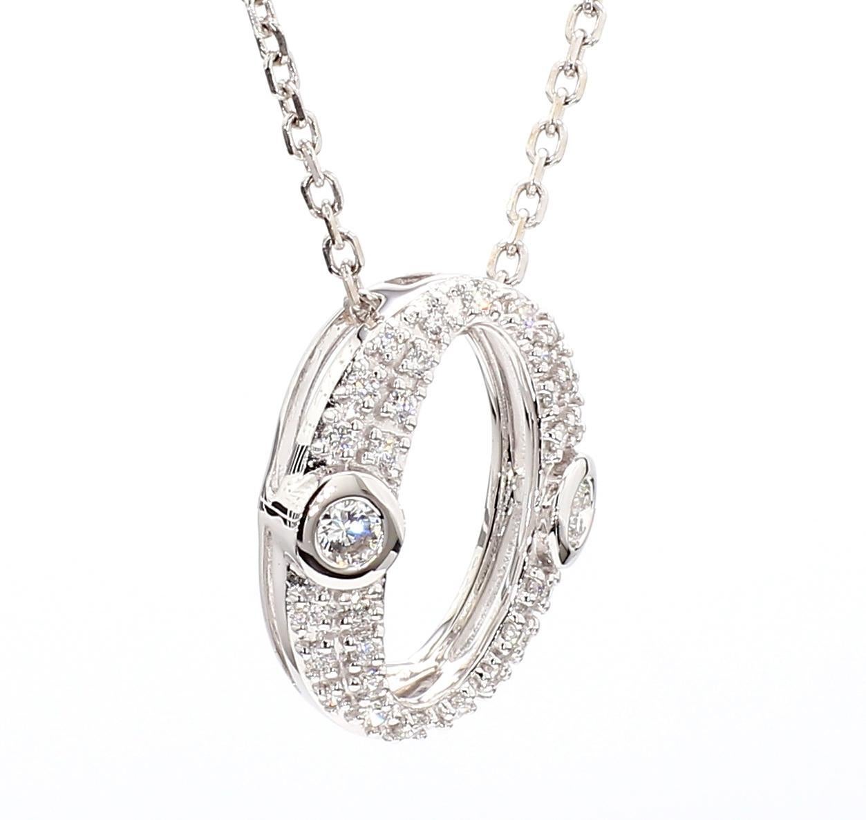 Contemporaneo Ciondolo a goccia in oro bianco con diamante tondo naturale da 0.31 carati TW in vendita