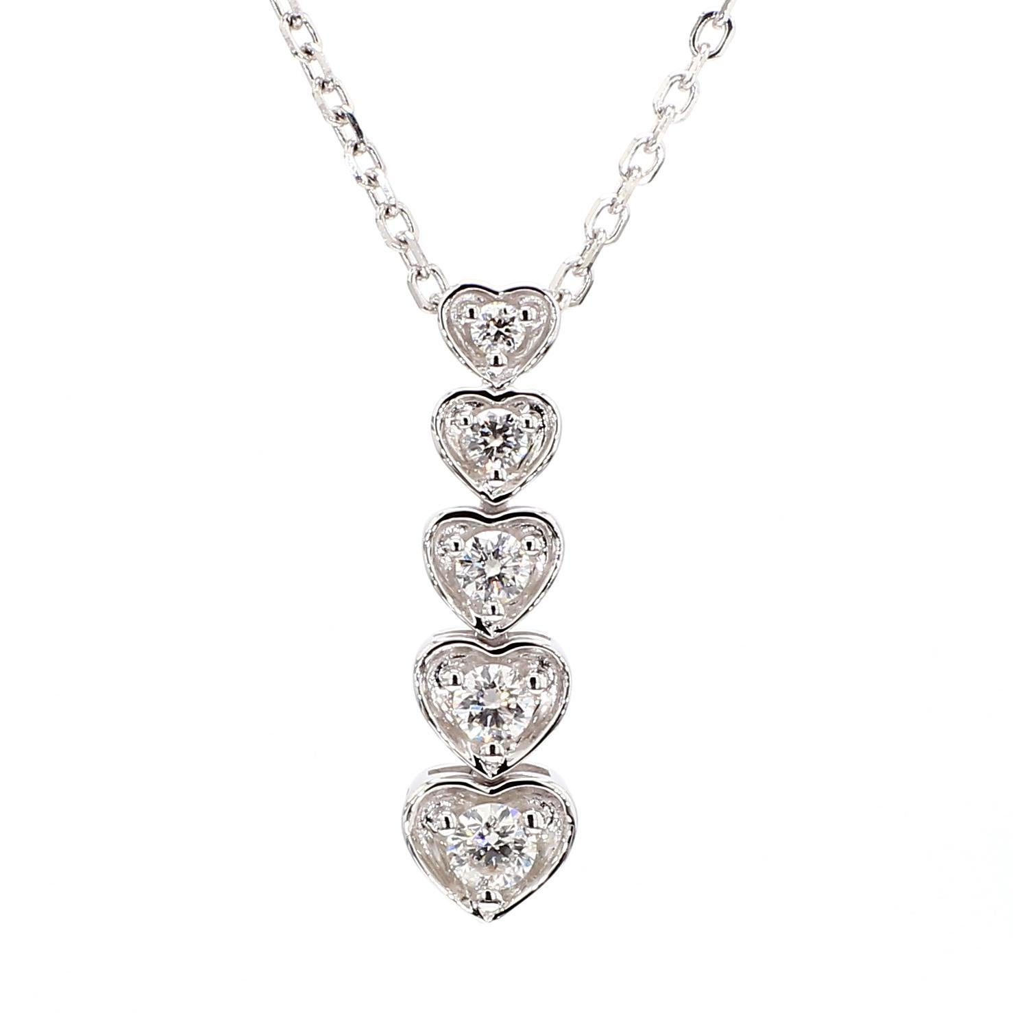 Contemporaneo Ciondolo a goccia in oro bianco con diamante tondo naturale da 0.31 carati TW in vendita