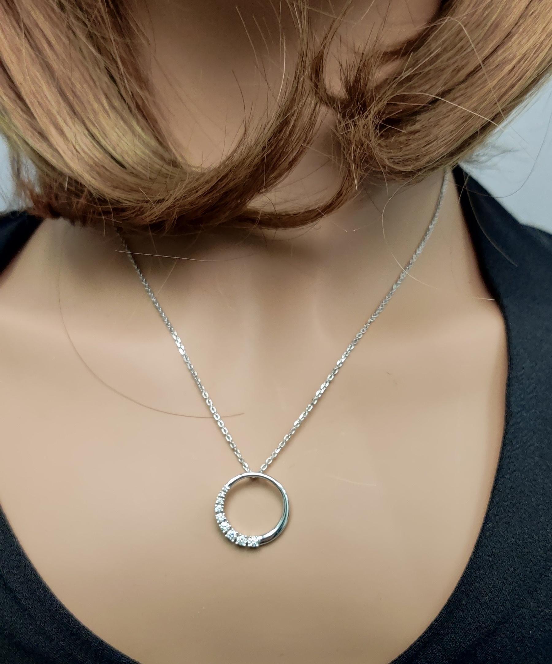 Pendentif en or blanc avec diamant rond naturel de 0.32 carat TW Neuf - En vente à New York, NY