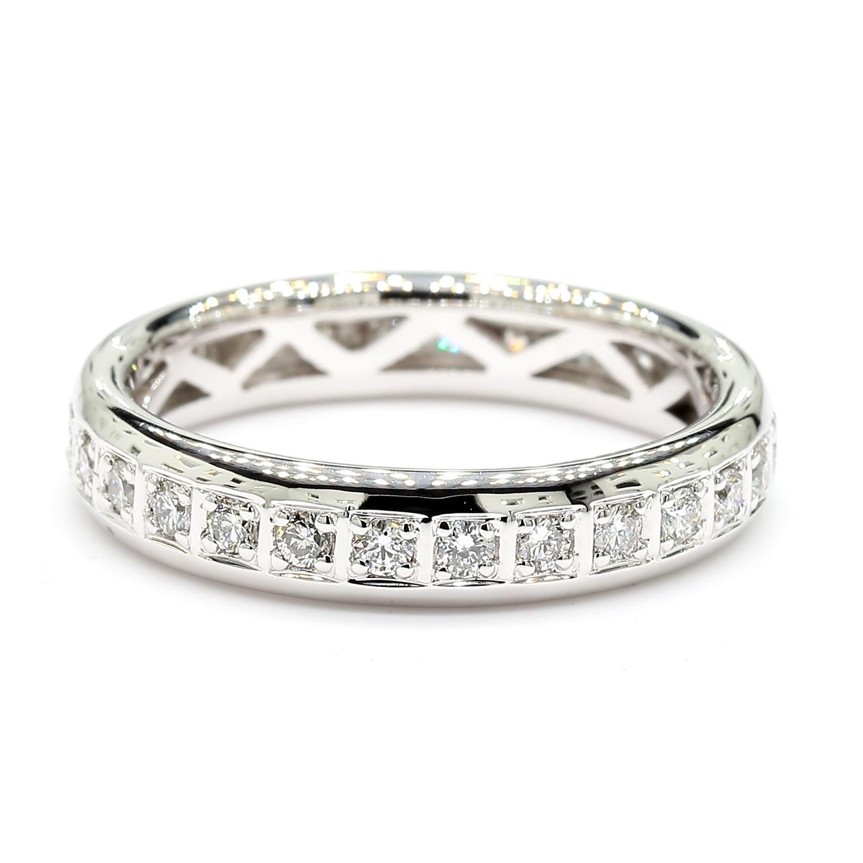L'intrigante fascia eternità con diamante di RareGemworld. Montato in una splendida montatura in oro bianco 18 carati con diamanti bianchi naturali a taglio rotondo. Questo anello è destinato a stupire e ad arricchire la vostra collezione