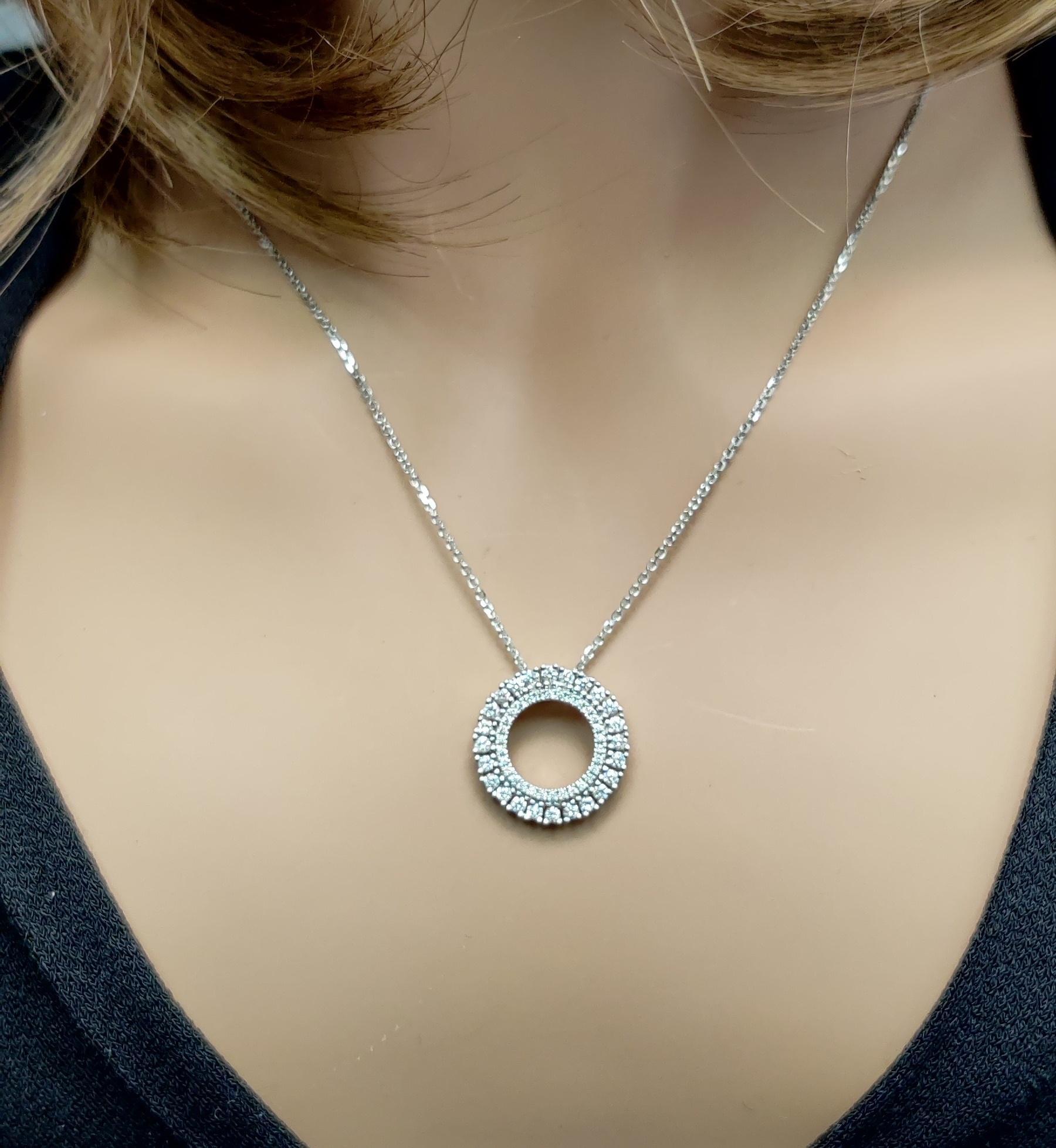 Pendentif en or blanc avec diamant rond naturel de 0.51 carat TW Neuf - En vente à New York, NY
