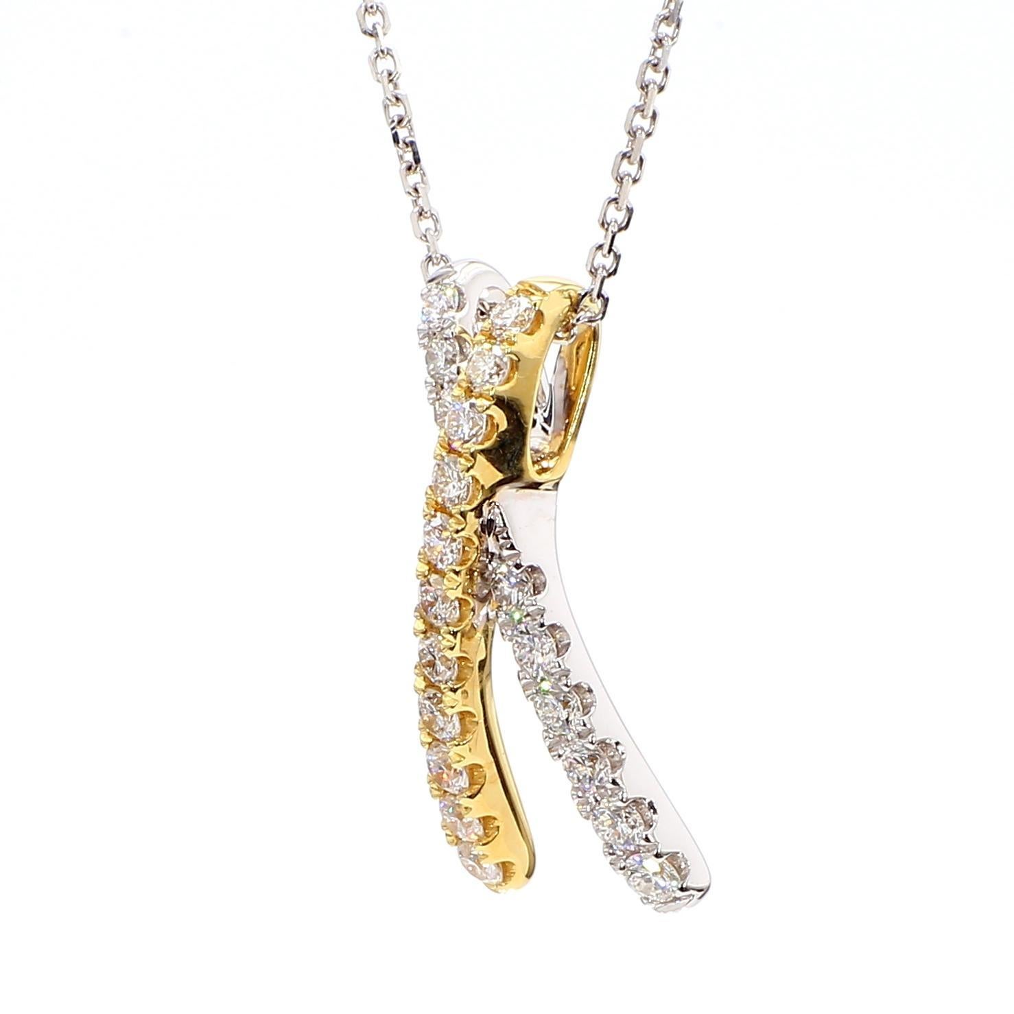 Il classico pendente di diamanti di RareGemWorld. Montato in una splendida montatura in oro giallo e bianco 18 carati con un diamante bianco rotondo naturale. Questo ciondolo è destinato a stupire e ad arricchire la vostra collezione