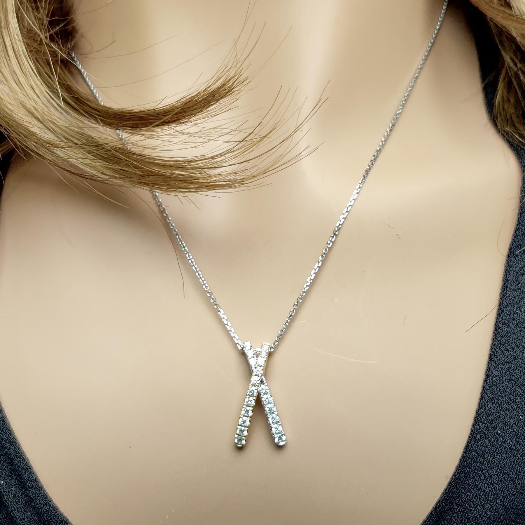 Ciondolo a goccia in oro bianco con diamante tondo naturale da 0.55 carati TW In condizioni Nuovo in vendita a New York, NY