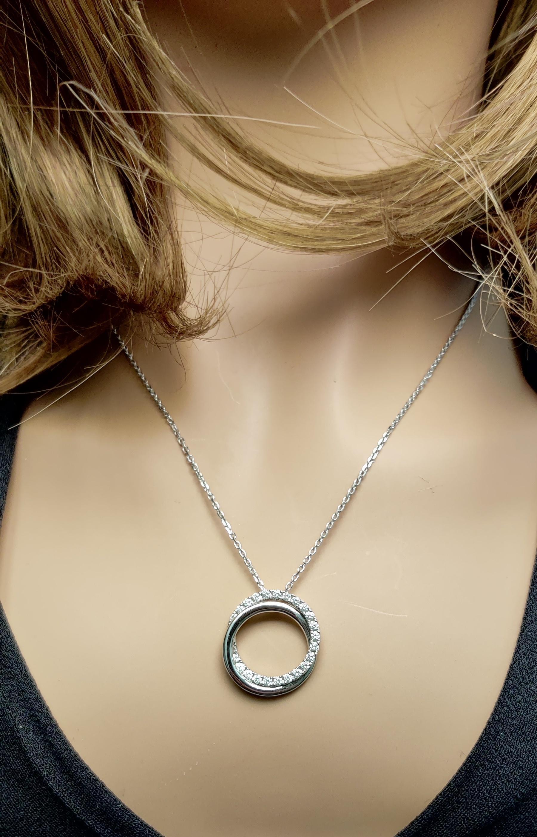 Pendentif en or blanc avec diamant rond naturel de 0.64 carat TW Neuf - En vente à New York, NY