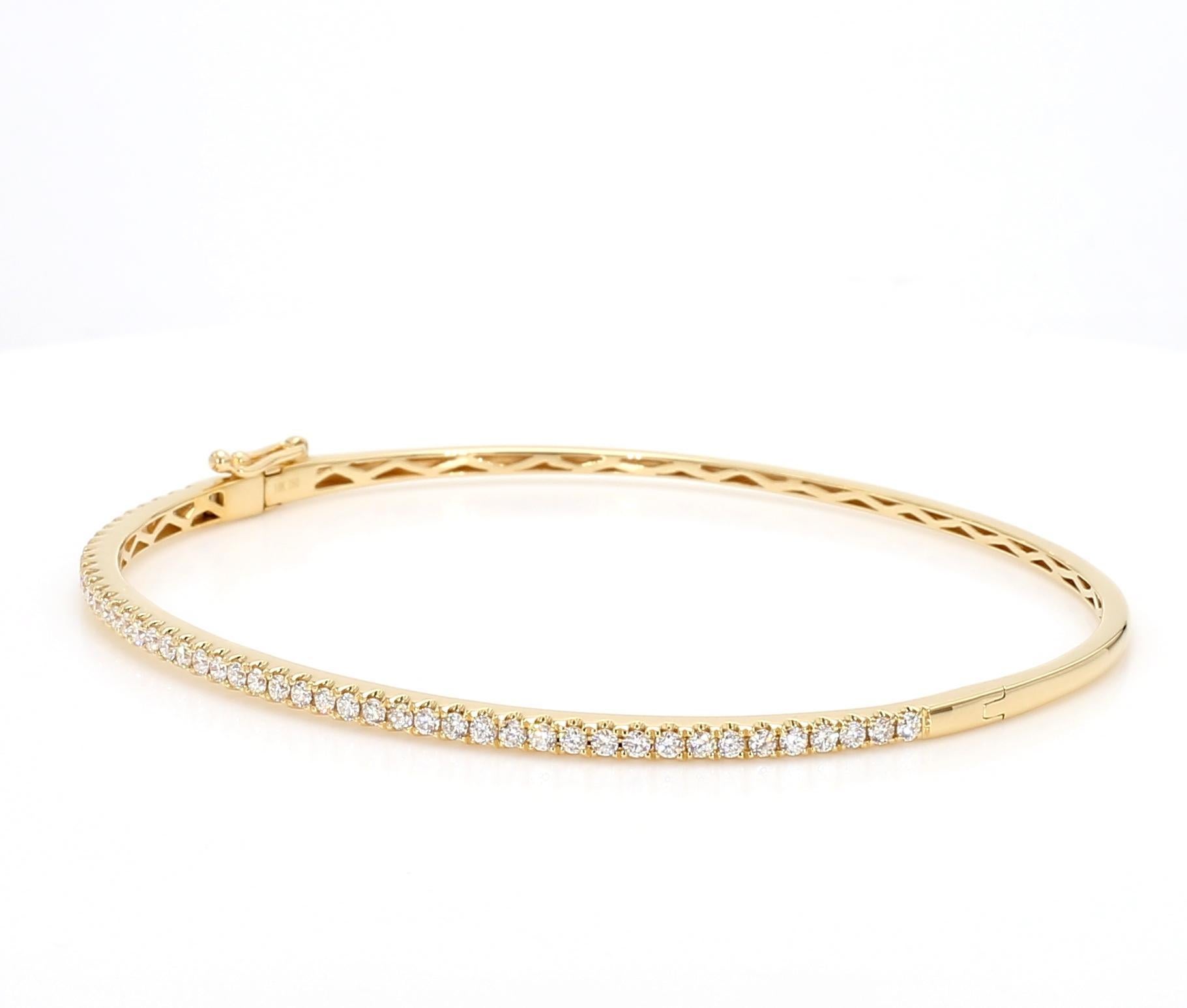Le magnifique bracelet en diamants de Raregemworld. Montée dans une belle monture en or jaune 18 carats avec une mêlée de diamants blancs ronds naturels. Ce bracelet est garanti pour impressionner et enrichir votre collection personnelle.

Poids