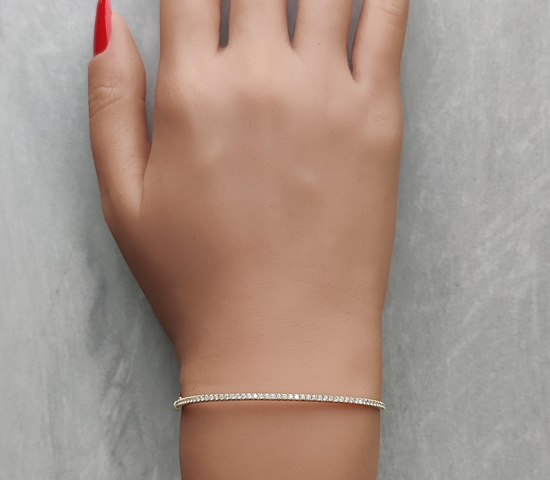 Bracelet manchette en or jaune avec diamants ronds blancs naturels de 0,64 carat poids total Neuf - En vente à New York, NY