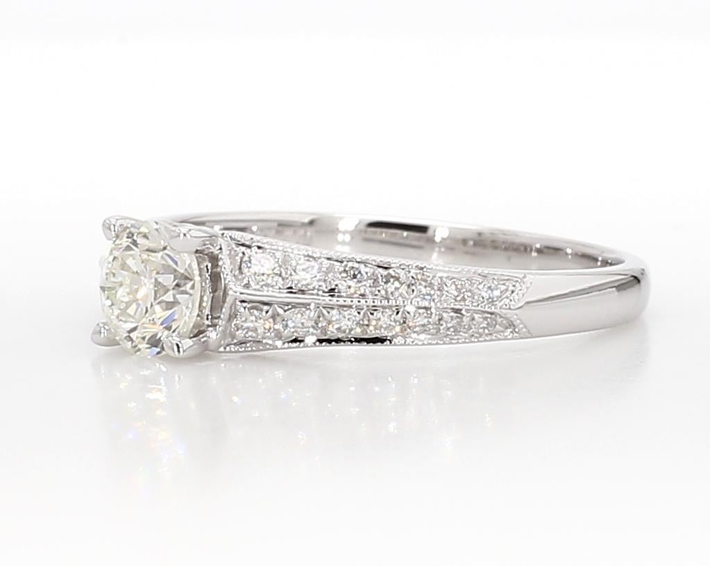 La bague en diamant classique de Raregemworld. Montée dans une belle monture en or blanc 14 carats avec un gros diamant blanc naturel de taille ronde entouré d'une mêlée de diamants blancs naturels de taille ronde. Cette bague est garantie pour