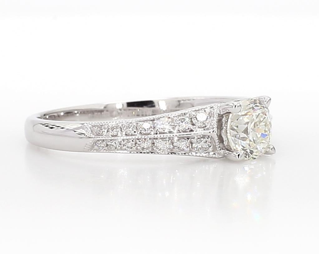 Taille ronde Bague de fiançailles en or blanc naturel avec diamant rond de 0.71 carat poids total en vente