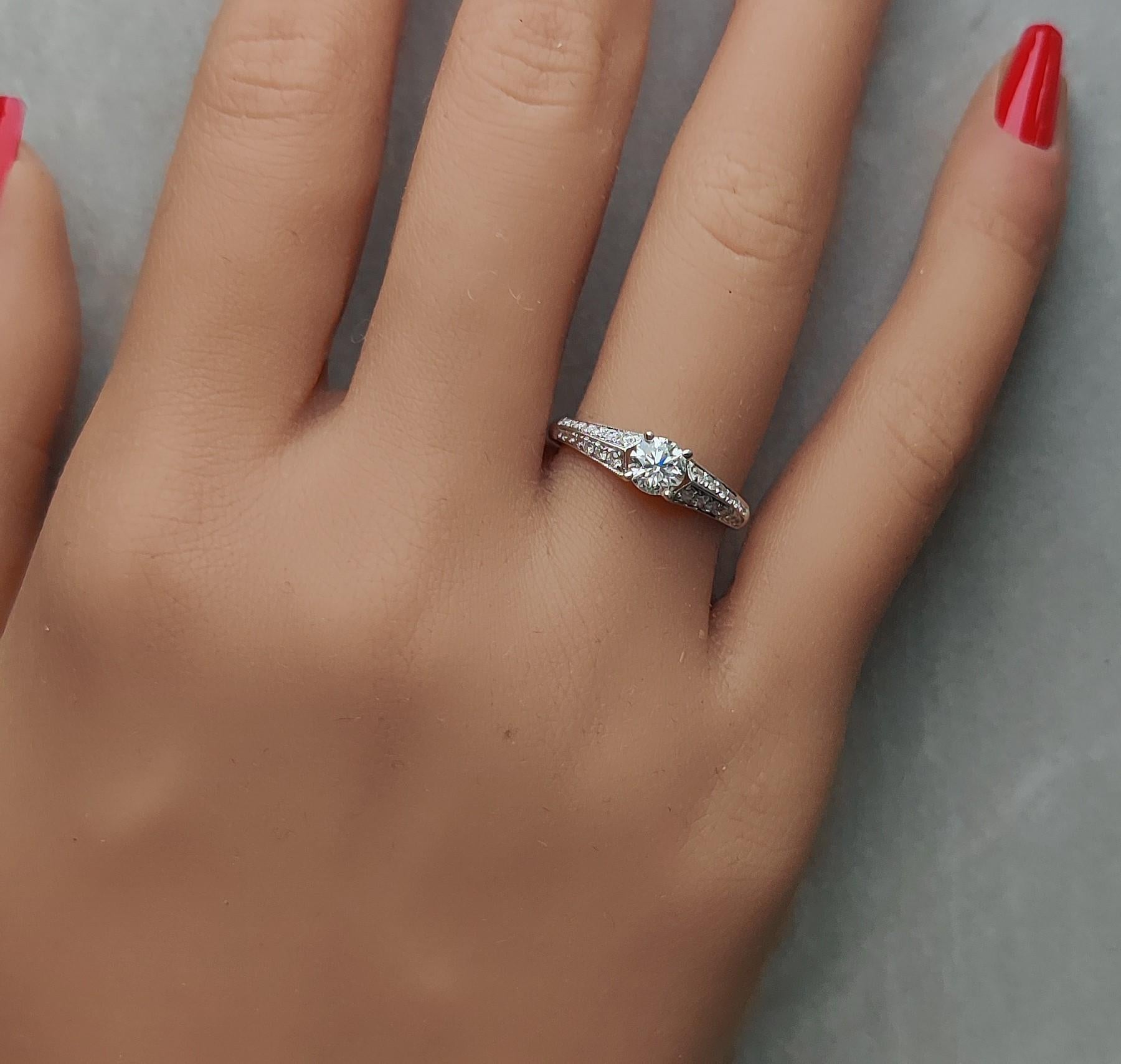 Bague de fiançailles en or blanc naturel avec diamant rond de 0.71 carat poids total Neuf - En vente à New York, NY