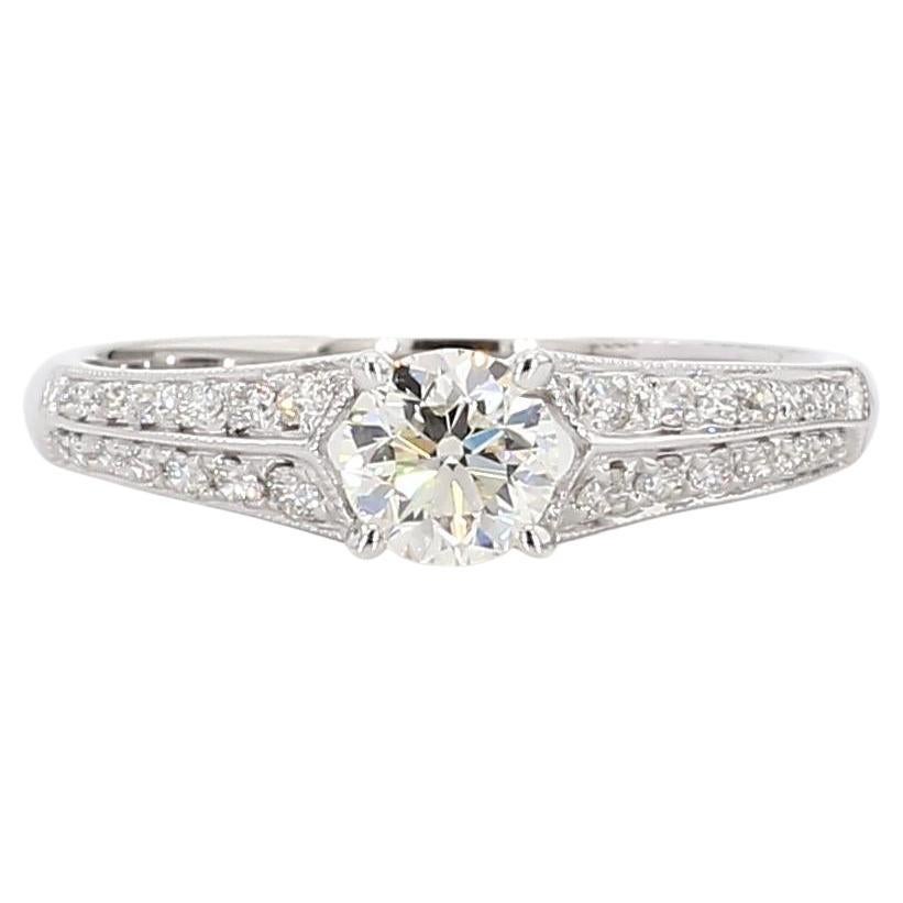 Bague de fiançailles en or blanc naturel avec diamant rond de 0.71 carat poids total en vente
