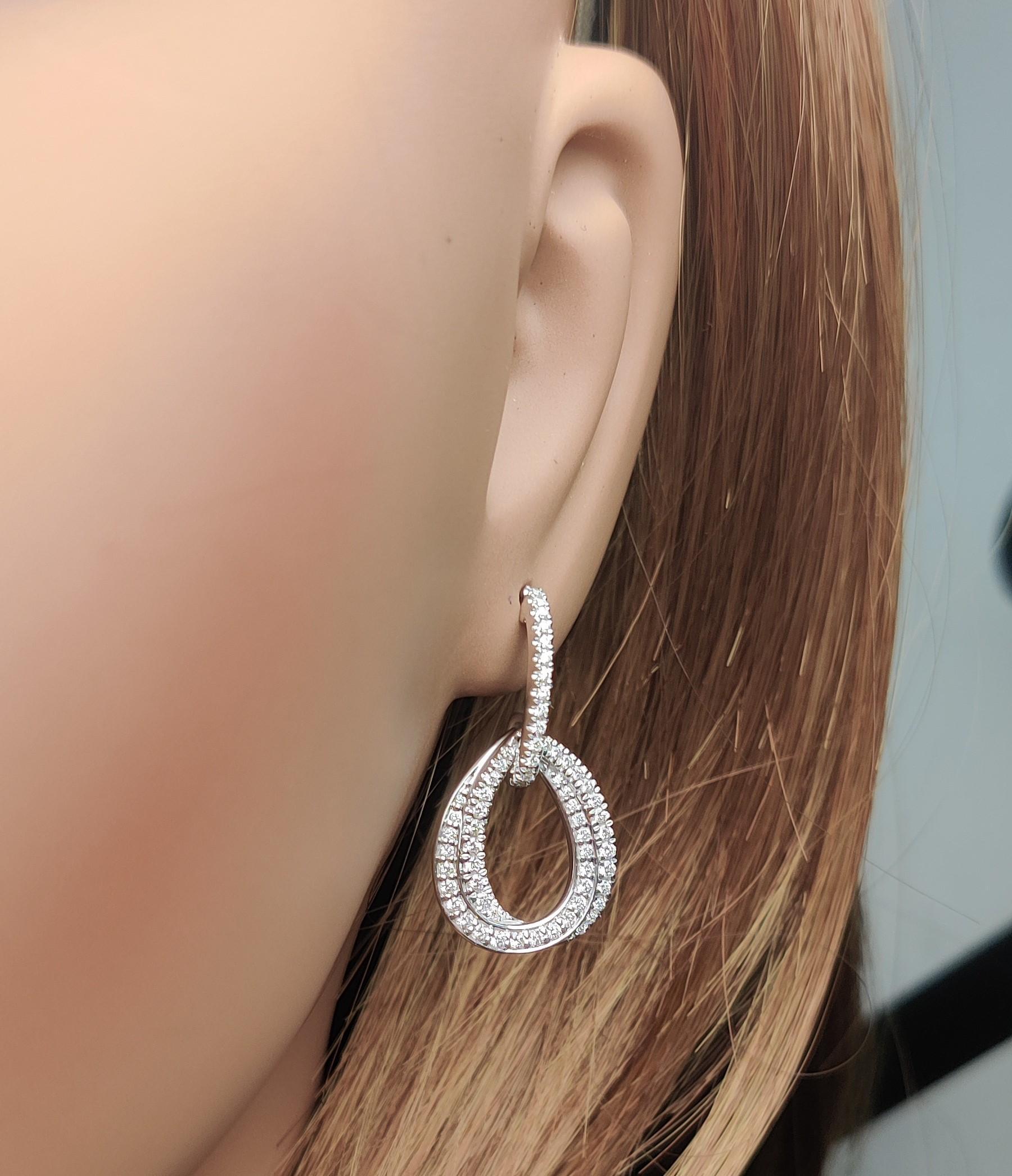 Taglio rotondo Orecchini a goccia in oro bianco con diamante tondo naturale da 0.75 carati TW in vendita