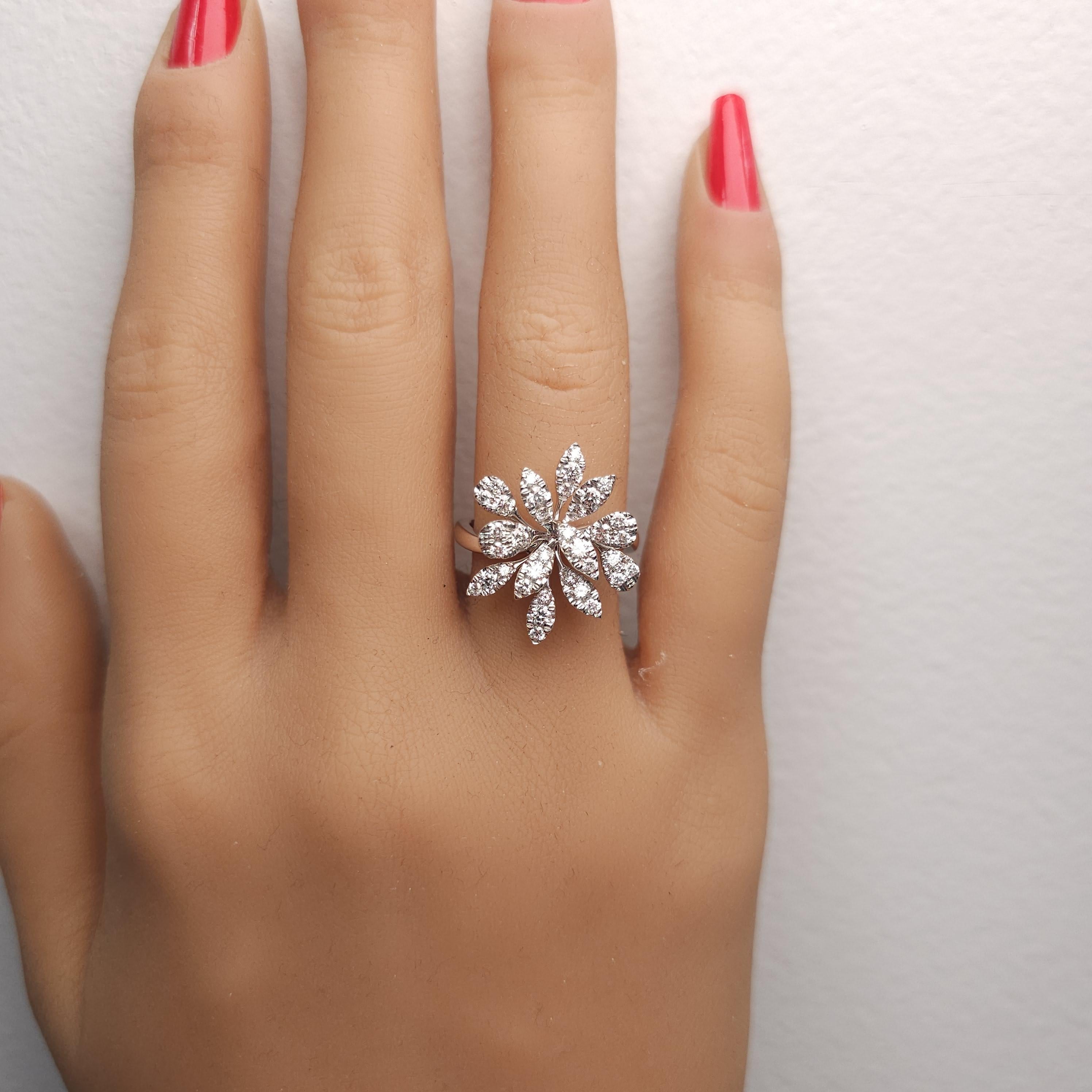 Natural White Round Diamond 0.78 Carat TW White Gold Cocktail Ring im Zustand „Neu“ im Angebot in New York, NY