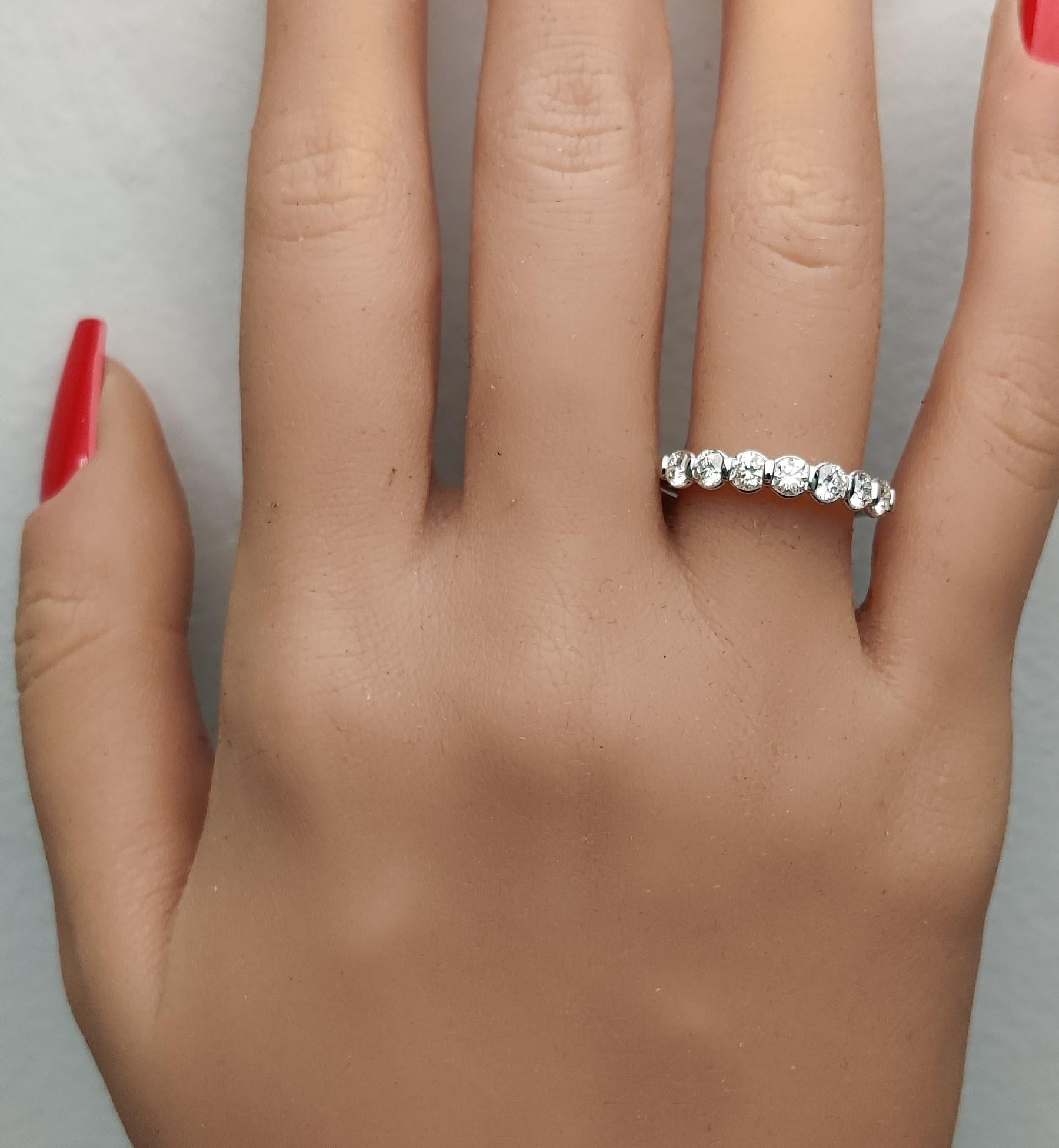 Natural White Round Diamond 0.81 Carat TW White Gold Wedding Band In New Condition For Sale In New York, NY