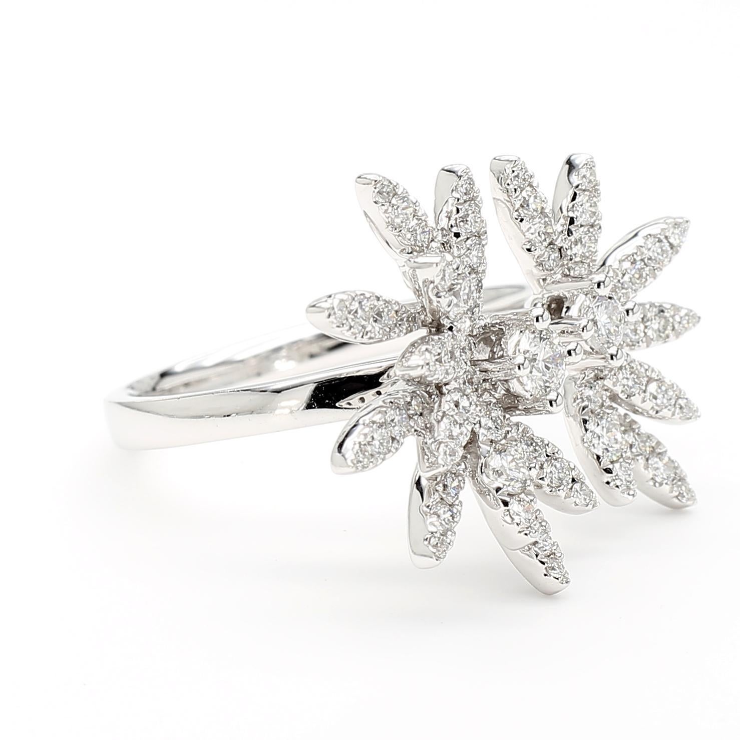 Taglio rotondo Anello da cocktail in oro bianco con diamante tondo naturale da 0.82 carati TW in vendita