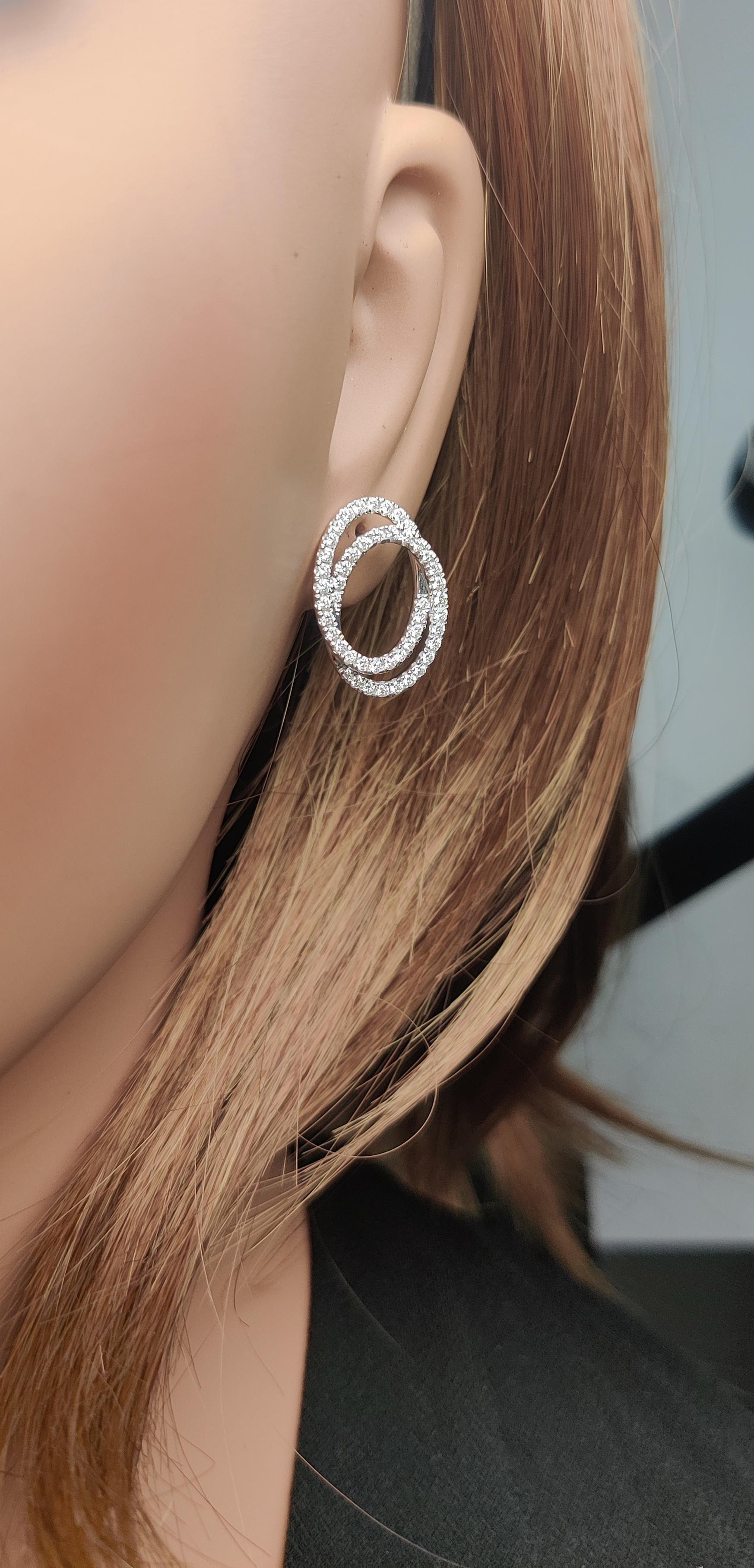 Taille ronde Boucles d'oreilles en or blanc avec diamant rond blanc naturel de 0.85 carat TW en vente
