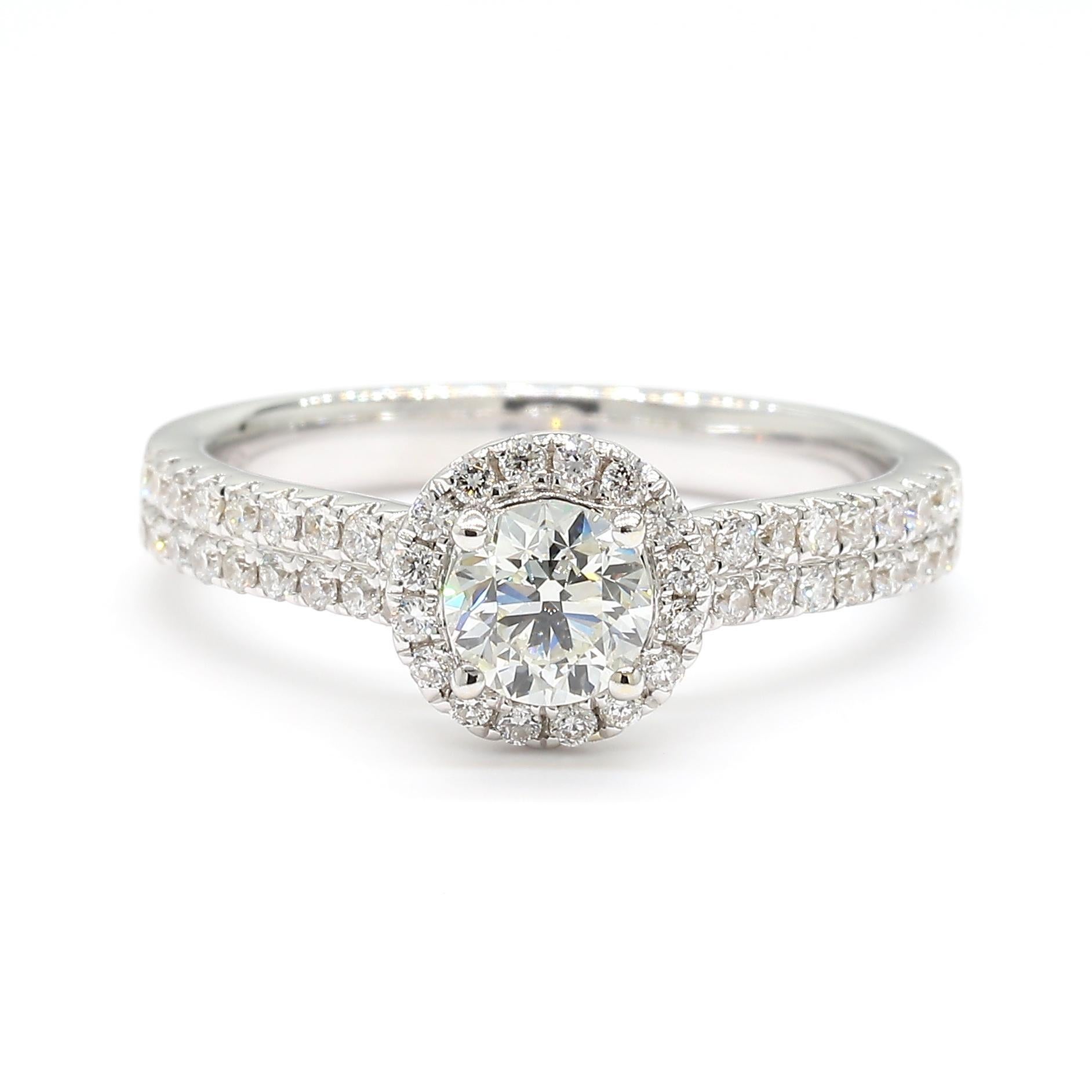 La bague en diamant classique de Raregemworld. Montée dans une belle monture en or blanc 18 carats avec un gros diamant blanc naturel de taille ronde entouré d'une mêlée de diamants blancs naturels de taille ronde. Cette bague est garantie pour