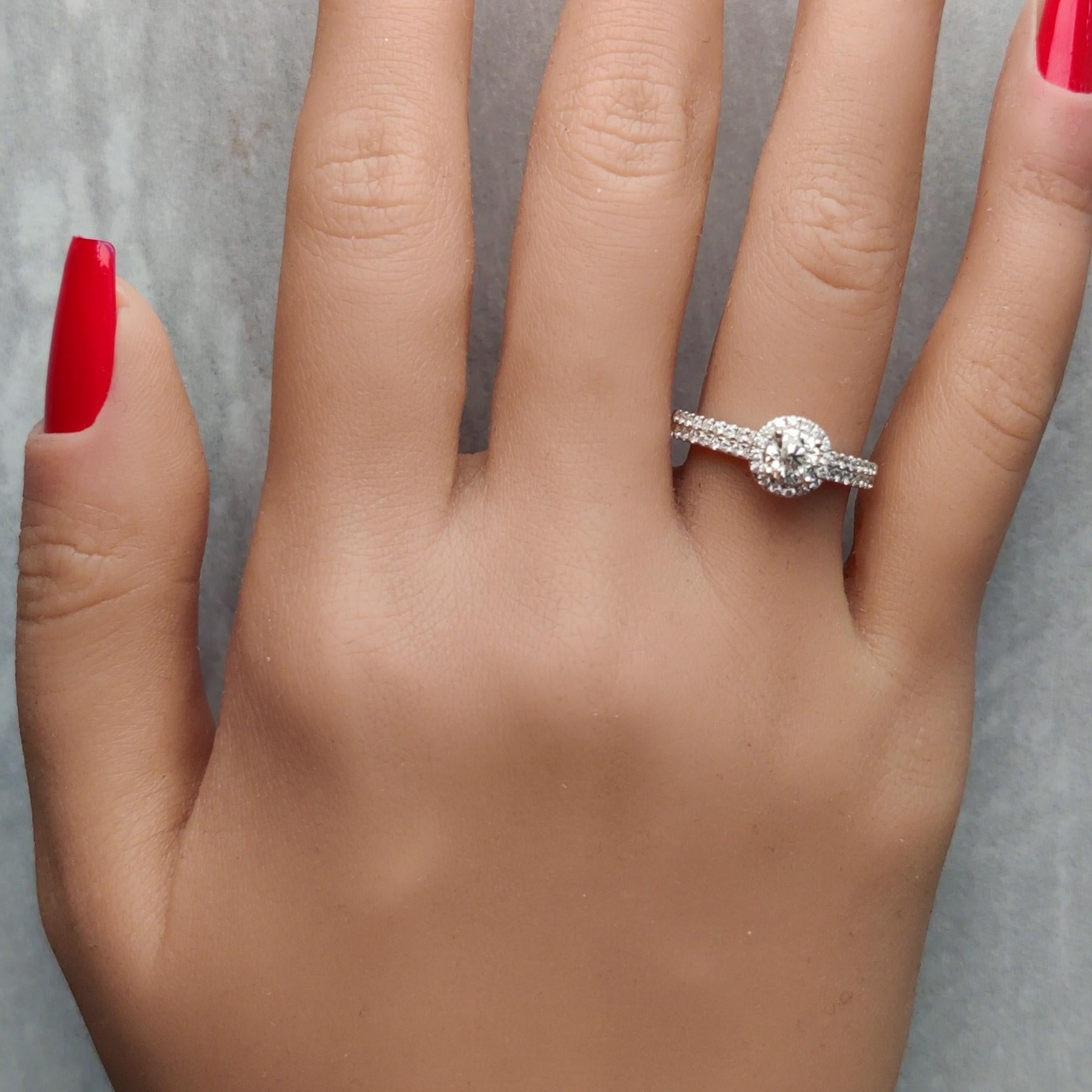 Taille ronde Bague de fiançailles en or blanc naturel avec diamant rond de 0,88 carat poids total en vente