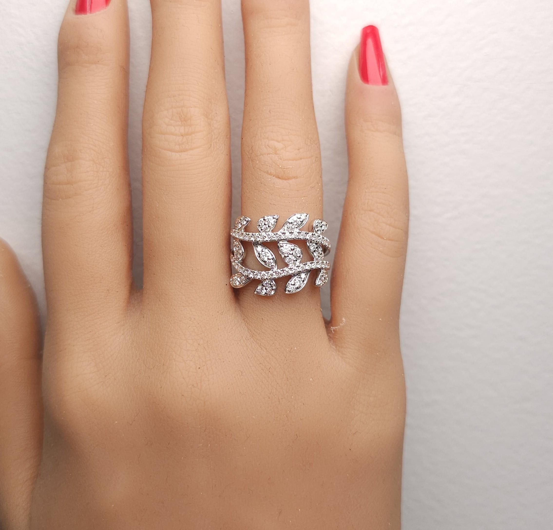 Natural White Round Diamond 0.90 Carat TW White Gold Cocktail Ring im Zustand „Neu“ im Angebot in New York, NY