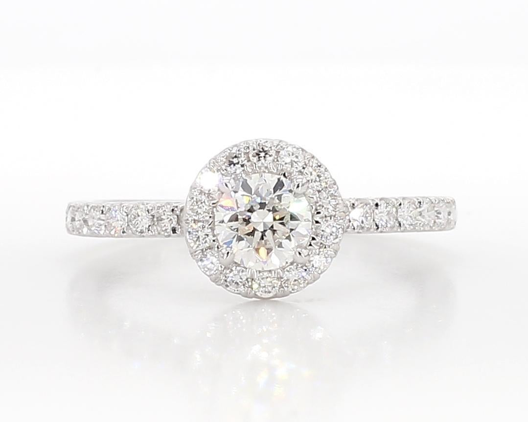 La bague en diamant classique de Raregemworld. Montée dans une belle monture en or blanc 18 carats avec un gros diamant blanc naturel de taille ronde entouré d'une mêlée de diamants blancs naturels de taille ronde. Cette bague est garantie pour
