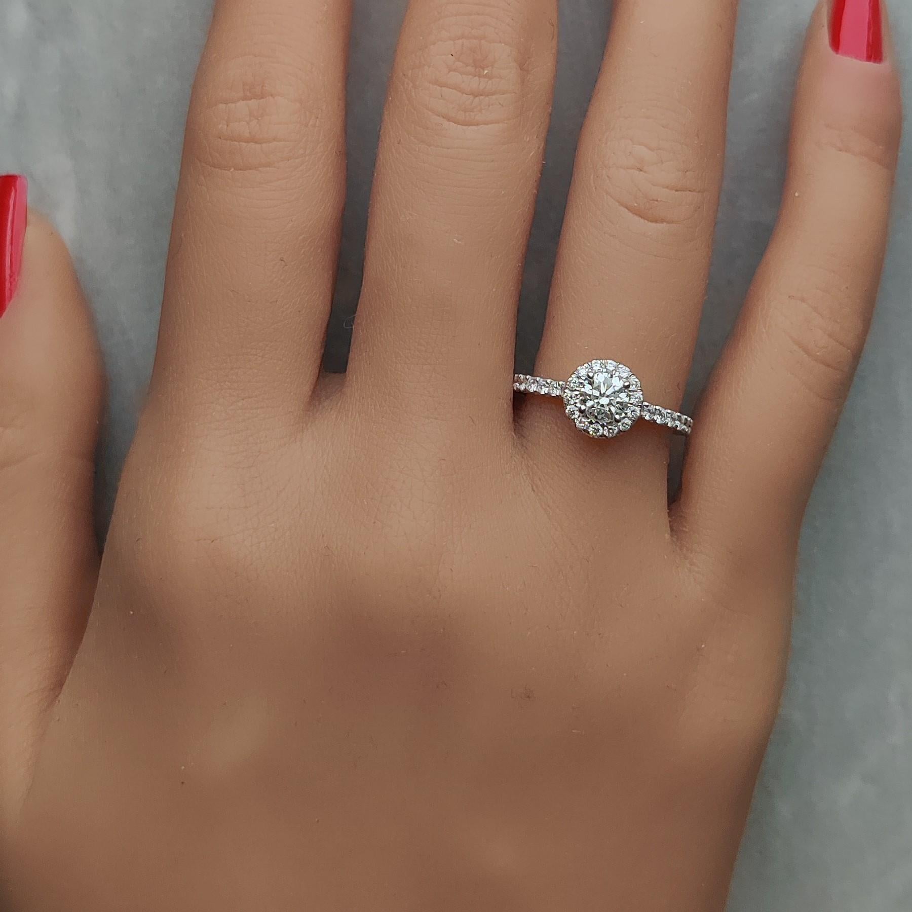 Taille ronde Bague de fiançailles en or blanc naturel avec diamant rond de 0.90 carat poids total en vente