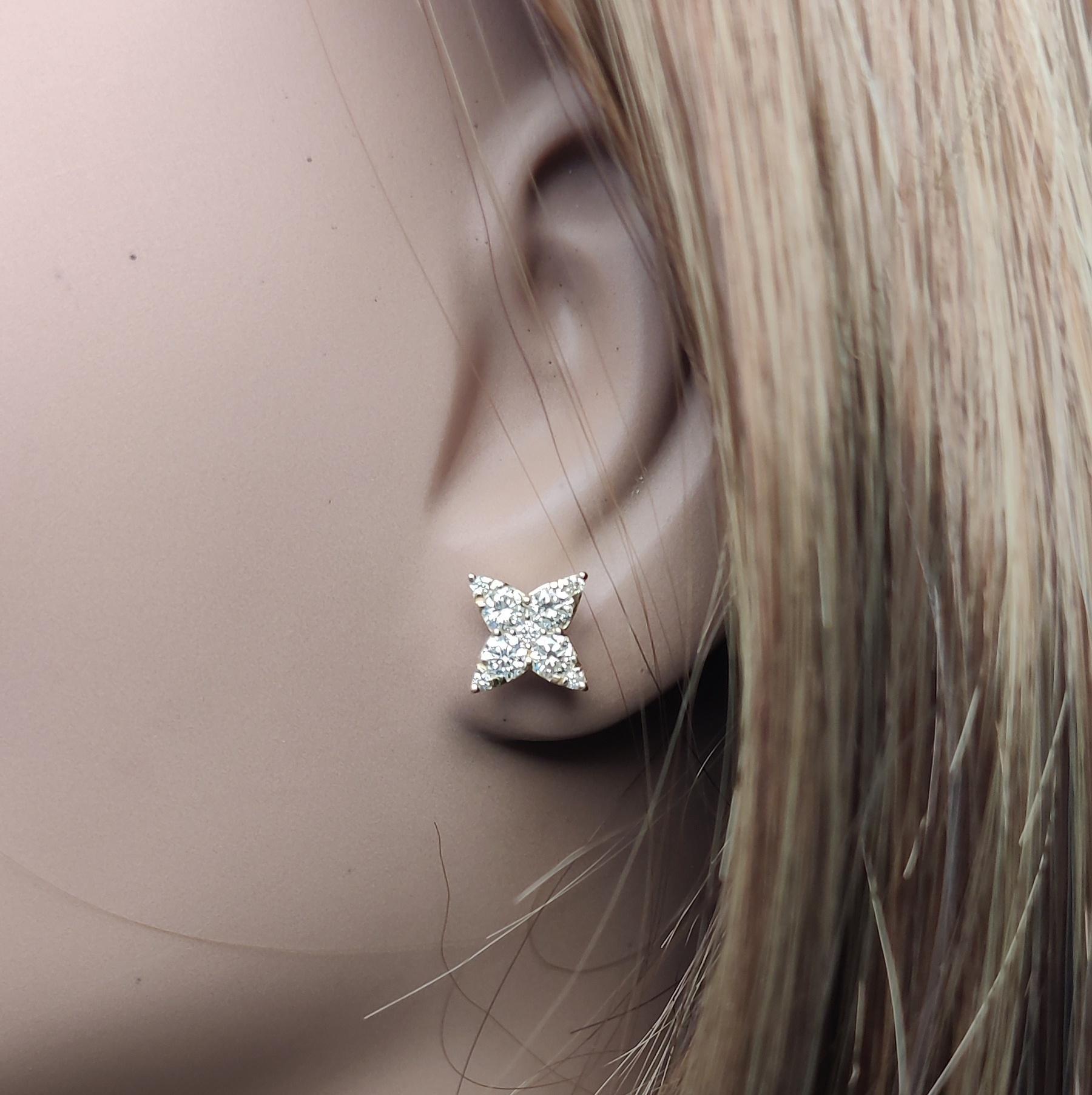 Clous d'oreilles en or jaune avec diamants ronds blancs naturels de 0.87 carat poids total Neuf - En vente à New York, NY