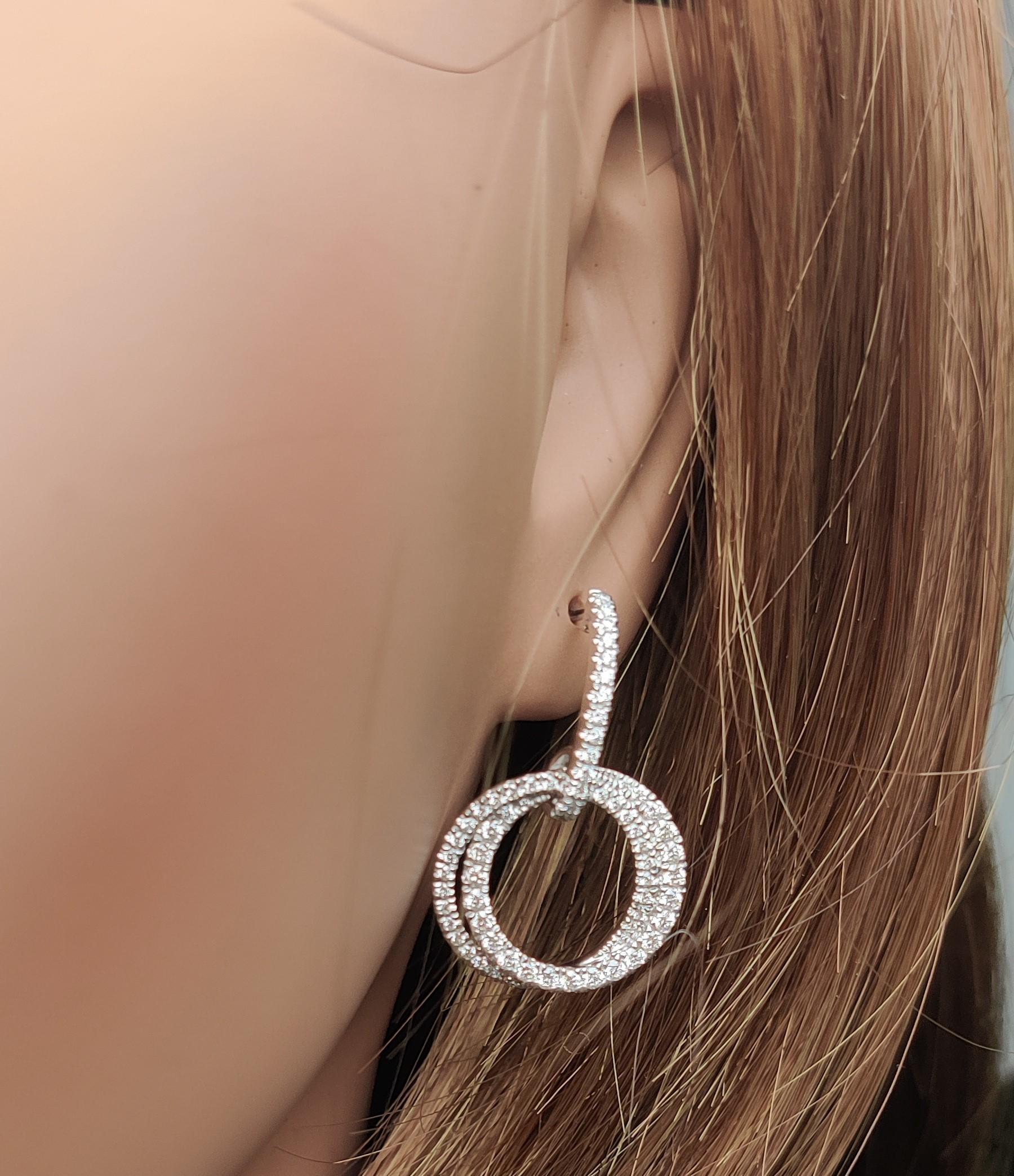 Orecchini a goccia in oro bianco con diamante tondo naturale da 1.01 carati TW In condizioni Nuovo in vendita a New York, NY